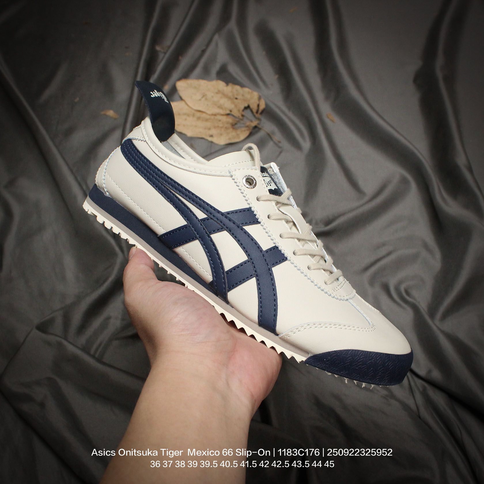 💰110
Asics/亚瑟士 原楦原纸版开发版型，采用涤纶加密帆布面料,舒适透气，内嵌OrthoLite(欧索莱)透气吸汗鞋垫贴，搭载定型中底纸板及钢印效果，外置环保切片组合轻质MD发泡防滑橡胶外底❗️日产经典老牌-鬼塚虎/Onitsuka Tiger  Mexico 66 Slip-On 墨西哥系列复古经典百搭一脚蹬松紧带休闲帆布慢跑鞋 1183C176

类型：男女鞋
码数：36 37 38 39 39.5 40.5 41.5 42 42.5 43.5 44 45
编码：250922325.952