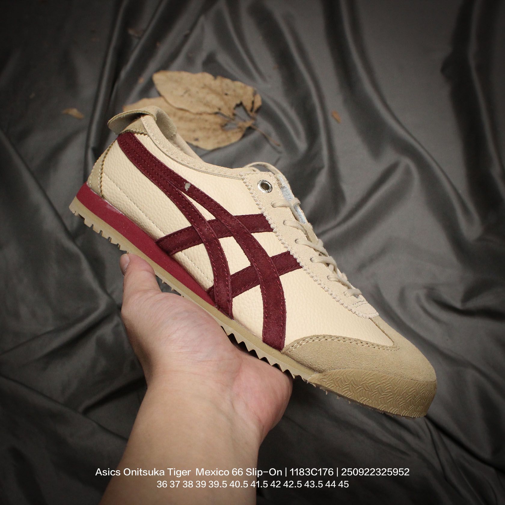 💰110
Asics/亚瑟士 原楦原纸版开发版型，采用涤纶加密帆布面料,舒适透气，内嵌OrthoLite(欧索莱)透气吸汗鞋垫贴，搭载定型中底纸板及钢印效果，外置环保切片组合轻质MD发泡防滑橡胶外底❗️日产经典老牌-鬼塚虎/Onitsuka Tiger  Mexico 66 Slip-On 墨西哥系列复古经典百搭一脚蹬松紧带休闲帆布慢跑鞋 1183C176

类型：男女鞋
码数：36 37 38 39 39.5 40.5 41.5 42 42.5 43.5 44 45
编码：250922325.952