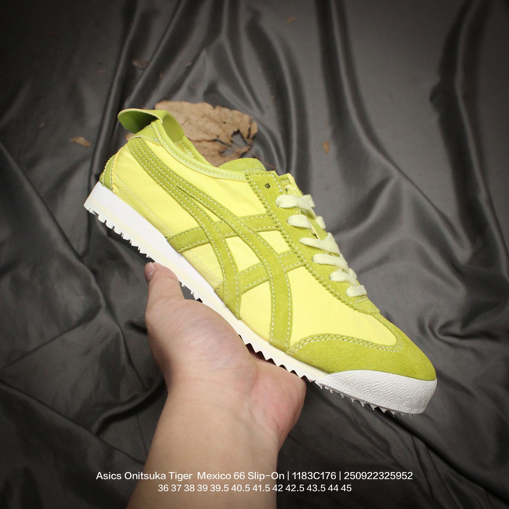 💰110
Asics/亚瑟士 原楦原纸版开发版型，采用涤纶加密帆布面料,舒适透气，内嵌OrthoLite(欧索莱)透气吸汗鞋垫贴，搭载定型中底纸板及钢印效果，外置环保切片组合轻质MD发泡防滑橡胶外底❗️日产经典老牌-鬼塚虎/Onitsuka Tiger  Mexico 66 Slip-On 墨西哥系列复古经典百搭一脚蹬松紧带休闲帆布慢跑鞋 1183C176

类型：男女鞋
码数：36 37 38 39 39.5 40.5 41.5 42 42.5 43.5 44 45
编码：250922325.952