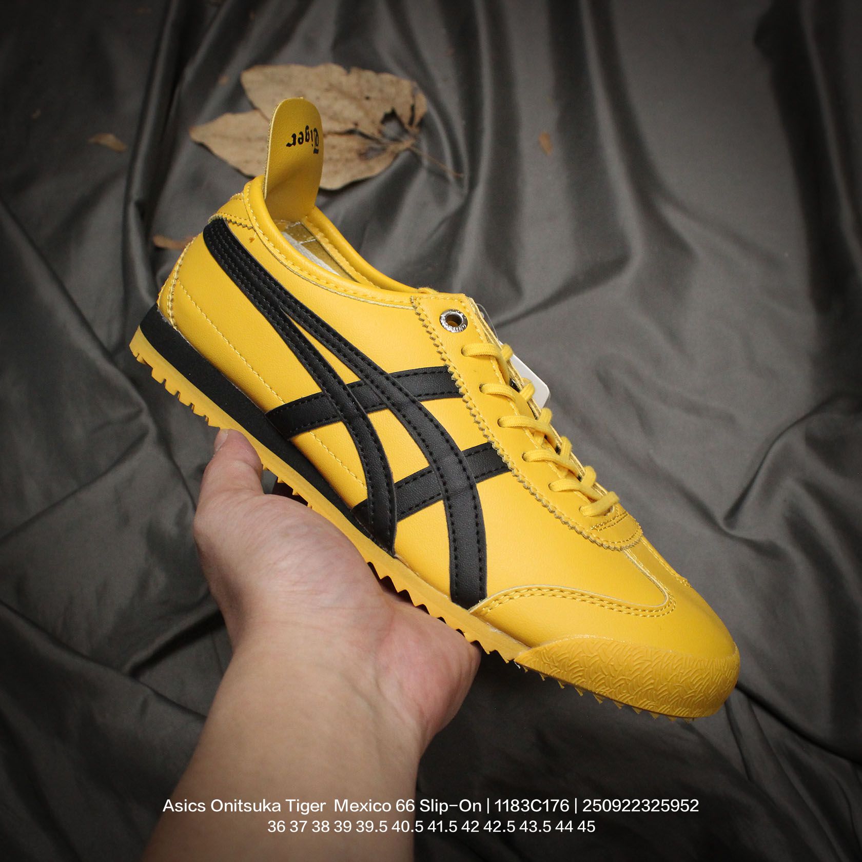 💰110
Asics/亚瑟士 原楦原纸版开发版型，采用涤纶加密帆布面料,舒适透气，内嵌OrthoLite(欧索莱)透气吸汗鞋垫贴，搭载定型中底纸板及钢印效果，外置环保切片组合轻质MD发泡防滑橡胶外底❗️日产经典老牌-鬼塚虎/Onitsuka Tiger  Mexico 66 Slip-On 墨西哥系列复古经典百搭一脚蹬松紧带休闲帆布慢跑鞋 1183C176

类型：男女鞋
码数：36 37 38 39 39.5 40.5 41.5 42 42.5 43.5 44 45
编码：250922325.952