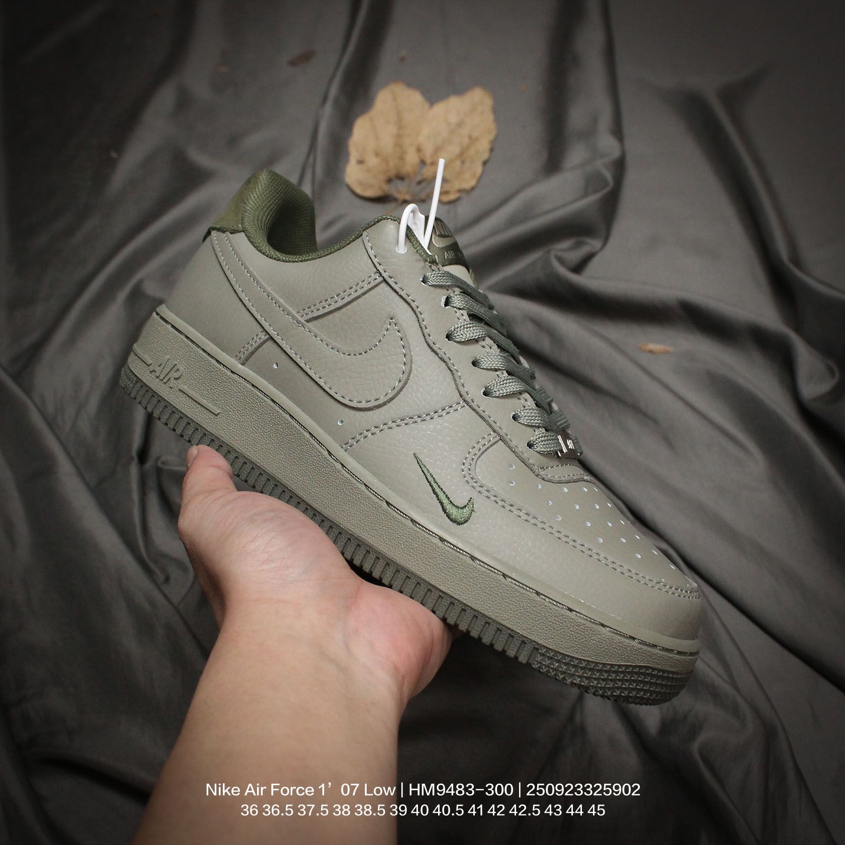 💰110
Nike/耐克 男女鞋真标半码制,升级原楦原纸版数据开发版型,采用硬质牛剖革鞋面材质,内置全掌Air Sole气垫❗官方新色,耐克Nike Air Force 1’07 Low"Light Army/Cargo Khaki"空军一号经典低帮百搭休闲运动板鞋“皮革陆军绿 HM9483-300
类型:男女鞋
码数:36 36.5 37.5 38 38.5 39 40 40.5 41 42 42.5 43 44 45
编码:250923325.902