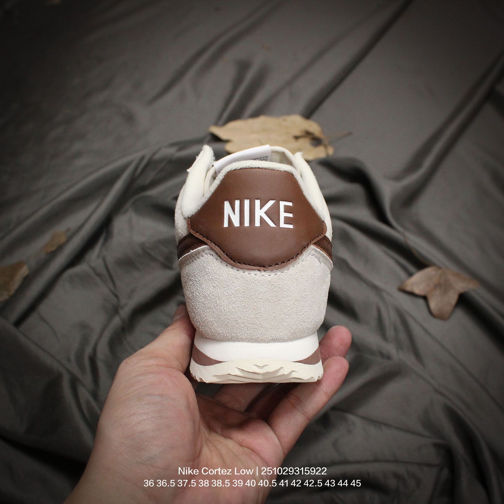 💰100
Nike/耐克 升级原楦原纸版开发版型,采用复合牛津布组合翻毛皮饰片鞋面材质,中底搭载双层EVA切片组合高密度发泡橡胶防滑外底❗️复古回归,初代跑鞋!耐克Nike Cortez Low"Flat Silver White"阿甘初代系列低帮复古休闲运动慢跑鞋
类型:男女鞋
码数:36 36.5 37.5 38 38.5 39 40 40.5 41 42 42.5 43 44 45
编码:251029315.922