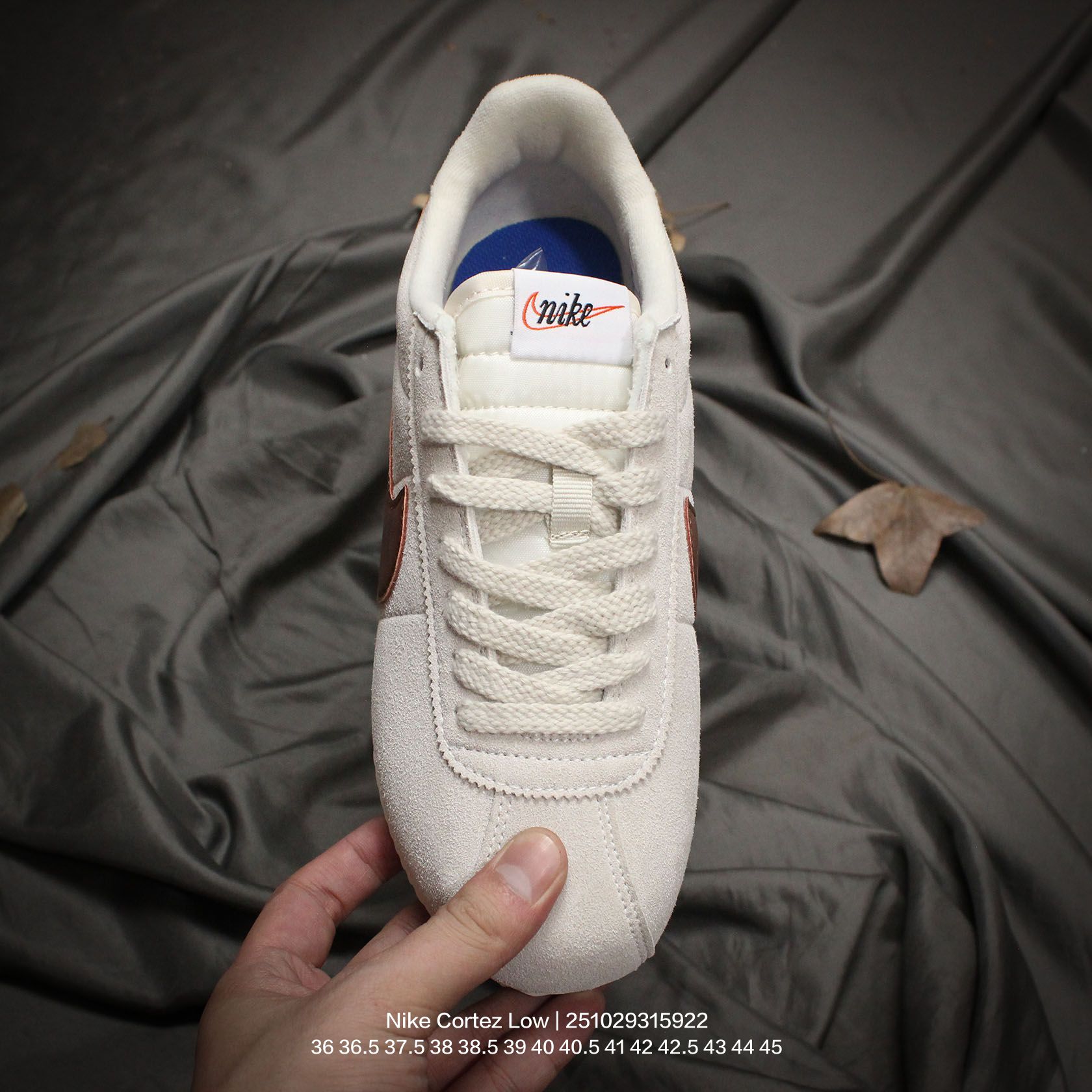 💰100
Nike/耐克 升级原楦原纸版开发版型,采用复合牛津布组合翻毛皮饰片鞋面材质,中底搭载双层EVA切片组合高密度发泡橡胶防滑外底❗️复古回归,初代跑鞋!耐克Nike Cortez Low"Flat Silver White"阿甘初代系列低帮复古休闲运动慢跑鞋
类型:男女鞋
码数:36 36.5 37.5 38 38.5 39 40 40.5 41 42 42.5 43 44 45
编码:251029315.922