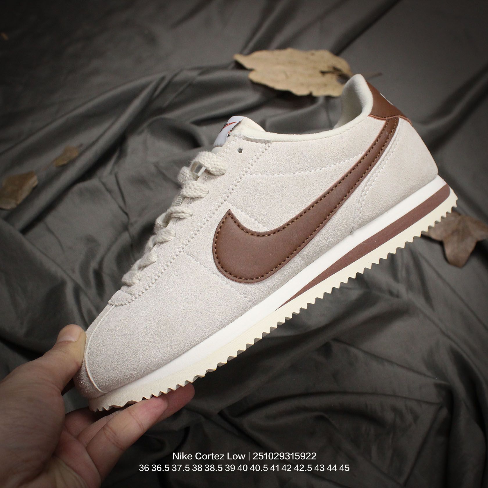 💰100
Nike/耐克 升级原楦原纸版开发版型,采用复合牛津布组合翻毛皮饰片鞋面材质,中底搭载双层EVA切片组合高密度发泡橡胶防滑外底❗️复古回归,初代跑鞋!耐克Nike Cortez Low"Flat Silver White"阿甘初代系列低帮复古休闲运动慢跑鞋
类型:男女鞋
码数:36 36.5 37.5 38 38.5 39 40 40.5 41 42 42.5 43 44 45
编码:251029315.922