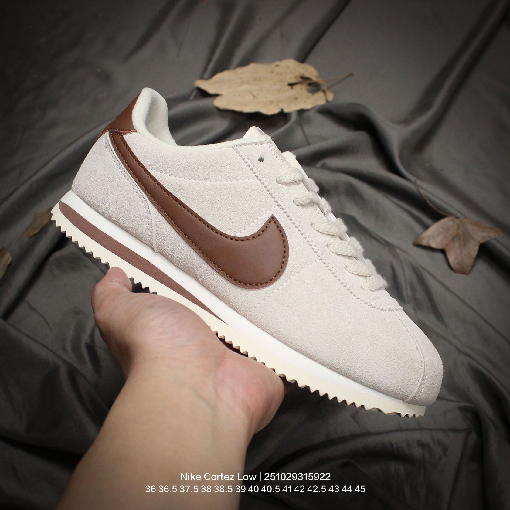 💰100
Nike/耐克 升级原楦原纸版开发版型，采用复合牛津布组合翻毛皮饰片鞋面材质，中底搭载双层EVA切片组合高密度发泡橡胶防滑外底❗️复古回归,初代跑鞋！耐克Nike Cortez Low"Flat Silver White"阿甘初代系列低帮复古休闲运动慢跑鞋 

类型：男女鞋
码数：36 36.5 37.5 38 38.5 39 40 40.5 41 42 42.5 43 44 45
编码：251029315.922