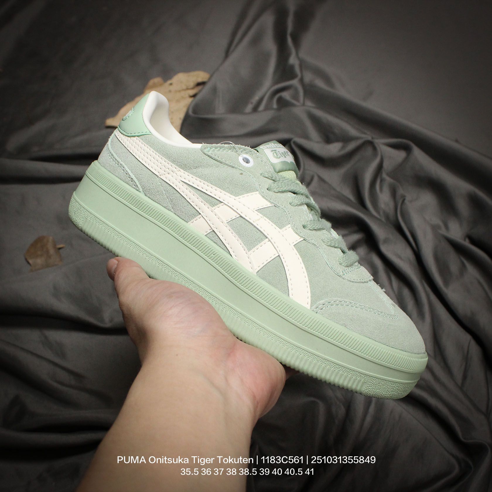 💰140
亚瑟士 男女鞋真标半码制，升级原楦原纸版开发，采用荔枝纹牛剖革鞋面材质，外置耐磨耐弯折RB大底❗️鬼塚虎新款德训鞋！鬼塚虎新款德训鞋！日产经典老牌-鬼塚虎/Onitsuka Tiger Tokuten 得分系列低帮厚底复古德训风休闲运动板鞋 1183C561

类型：男女鞋
码数： 35.5 36 37 38 38.5 39 40 40.5 41
编码：251031355.849