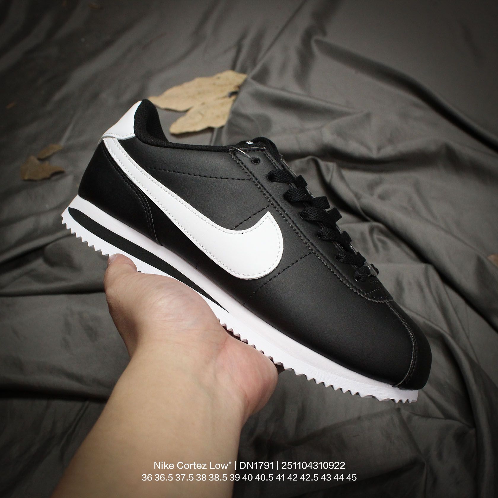 💰95
Nike/耐克 男女鞋真标半码制,采用纤维牛剖革组合反绒革鞋面材质,双层EVA切片组合高密度发泡防滑外底❗️复古回归,初代跑鞋!耐克Nike Cortez Low"Sail Gorge Green"阿甘初代系列低帮复古休闲运动慢跑鞋 DN1791
类型:男女鞋
码数:36 36.5 37.5 38 38.5 39 40 40.5 41 42 42.5 43 44 45
编码:251104310.922