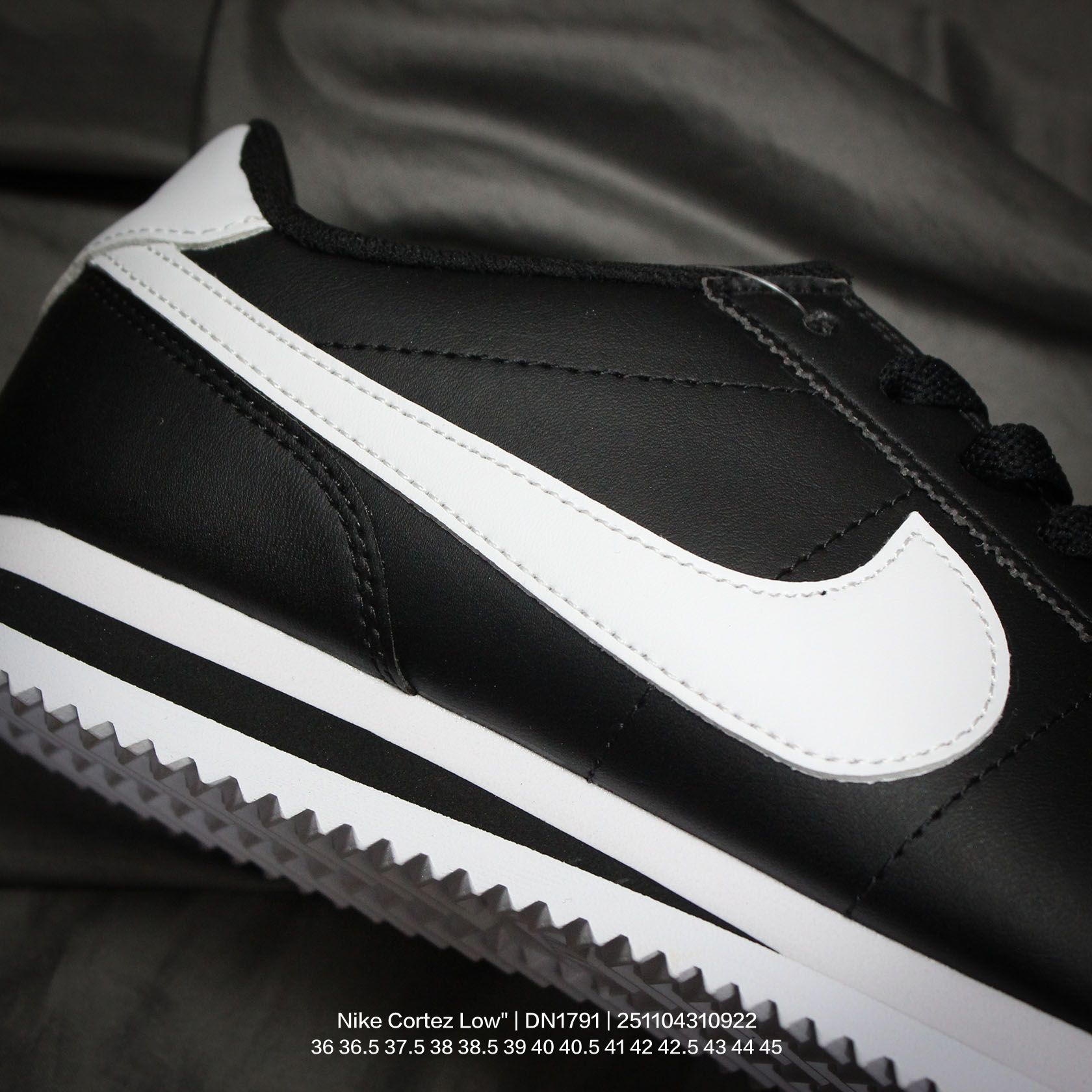 供货价:120💰高瑞莆田鞋👟星选安福优品,得物APP同步款,顺丰包邮得物1:1面单,下单赠送精美礼品🎁
Nike/耐克 男女鞋真标半码制，采用纤维牛剖革组合反绒革鞋面材质，双层EVA切片组合高密度发泡防滑外底❗️复古回归,初代跑鞋！耐克Nike Cortez Low"Sail Gorge Green"阿甘初代系列低帮复古休闲运动慢跑鞋 DN1791

类型：男女鞋
码数：36 36.5 37.5 38 38.5 39 40 40.5 41 42 42.5 43 44 45
编码：251104310.922