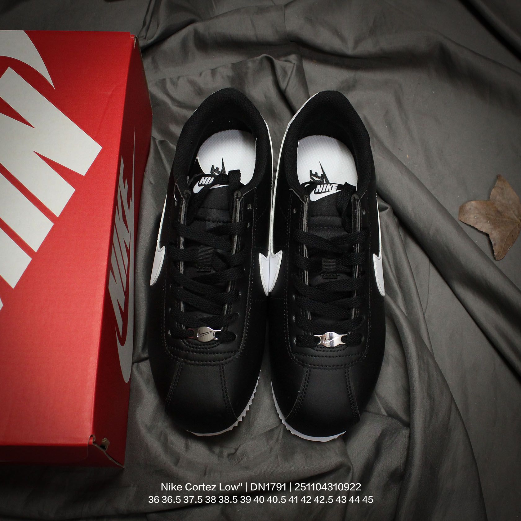 供货价:120💰高瑞莆田鞋👟星选安福优品,得物APP同步款,顺丰包邮得物1:1面单,下单赠送精美礼品🎁
Nike/耐克 男女鞋真标半码制，采用纤维牛剖革组合反绒革鞋面材质，双层EVA切片组合高密度发泡防滑外底❗️复古回归,初代跑鞋！耐克Nike Cortez Low"Sail Gorge Green"阿甘初代系列低帮复古休闲运动慢跑鞋 DN1791

类型：男女鞋
码数：36 36.5 37.5 38 38.5 39 40 40.5 41 42 42.5 43 44 45
编码：251104310.922