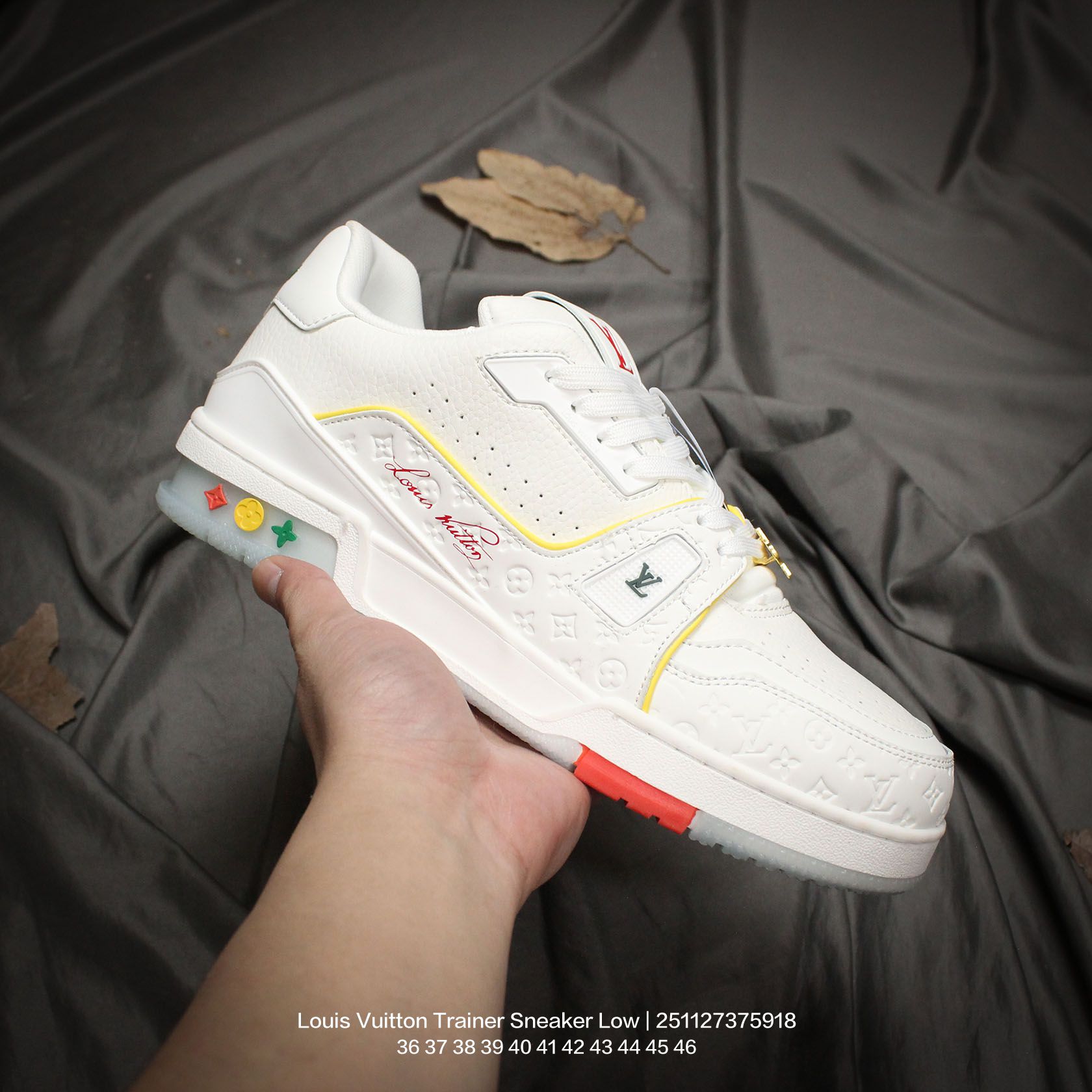 💰160
Louis Vuitton/路易威登 男女鞋配置厚实抽屉礼品鞋盒，采用荔枝纹纤维革组合粒面牛剖革鞋面材质，鞋垫嵌入软脚感EVA物料，外置TPR光泽隔色鞋底❗法国巴黎百年奢侈品牌LV路易威登Louis Vuitton Trainer Sneaker Low 运动系列低帮复古百搭休闲运动文化篮球板鞋“ 

类型：男女鞋
码数：36 37 38 39 40 41 42 43 44 45 46
编码：251127375.918