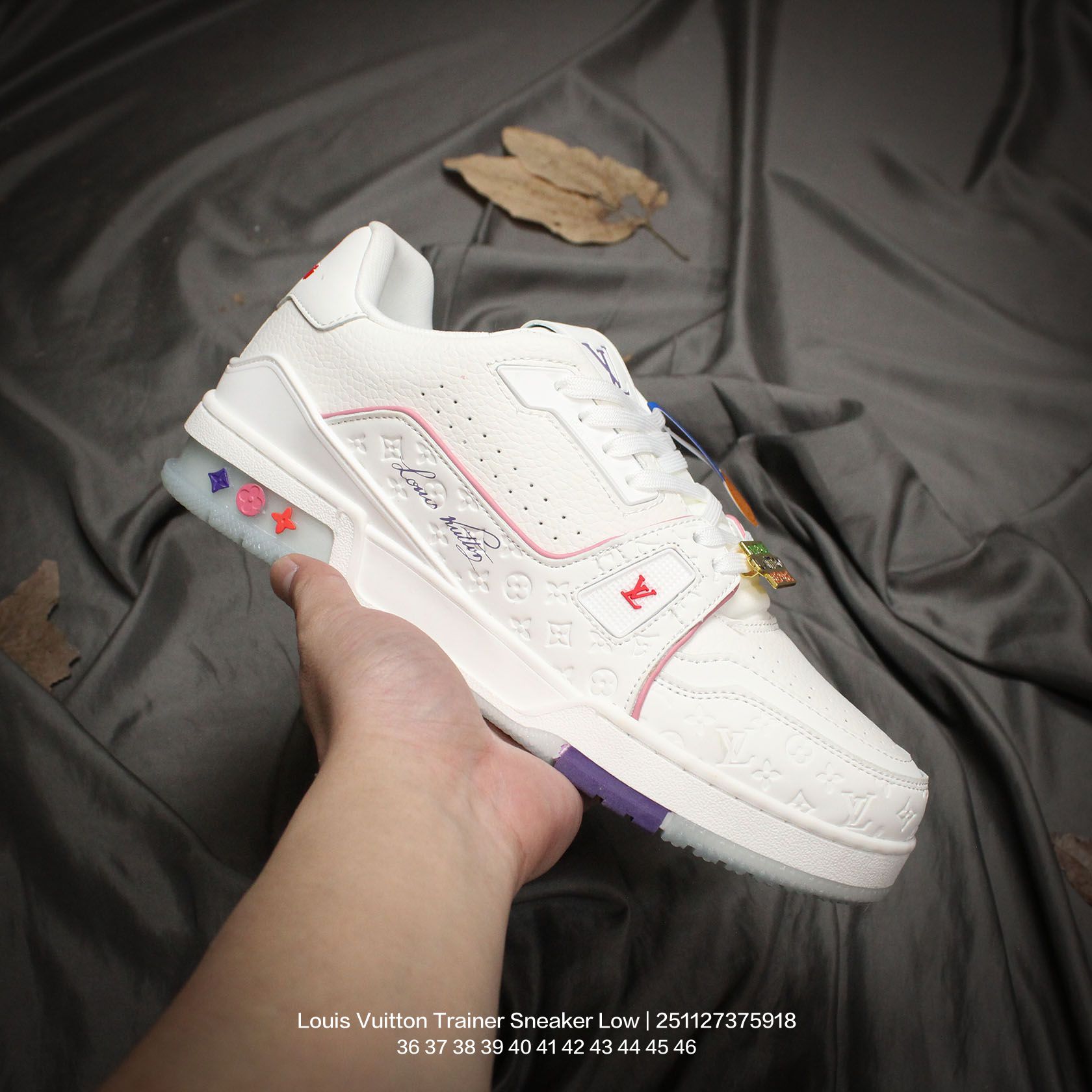 Louis Vuitton/路易威登 男女鞋配置厚实抽屉礼品鞋盒,采用荔枝纹纤维革组合粒面牛剖革鞋面材质,鞋垫嵌入软脚感EVA物料,外置TPR光泽隔色鞋底❗法国巴黎百年奢侈品牌LV路易威登Louis Vuitton Trainer Sneaker Low 运动系列低帮复古百搭休闲运动文化篮球板鞋“ 类型:男女鞋 编码:251127375.918