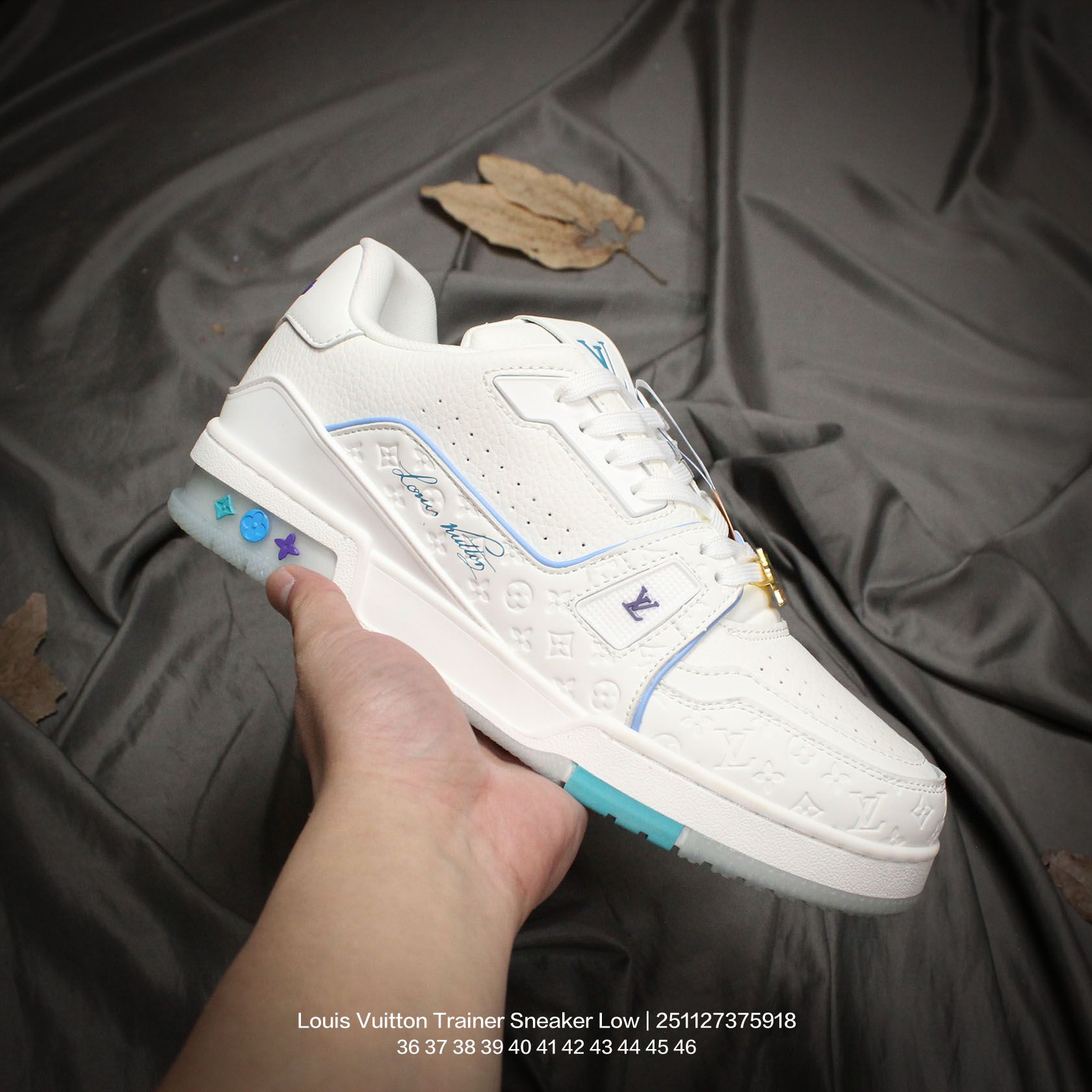 Louis Vuitton/路易威登 男女鞋配置厚实抽屉礼品鞋盒,采用荔枝纹纤维革组合粒面牛剖革鞋面材质,鞋垫嵌入软脚感EVA物料,外置TPR光泽隔色鞋底❗法国巴黎百年奢侈品牌LV路易威登Louis Vuitton Trainer Sneaker Low 运动系列低帮复古百搭休闲运动文化篮球板鞋“ 类型:男女鞋 编码:251127375.918