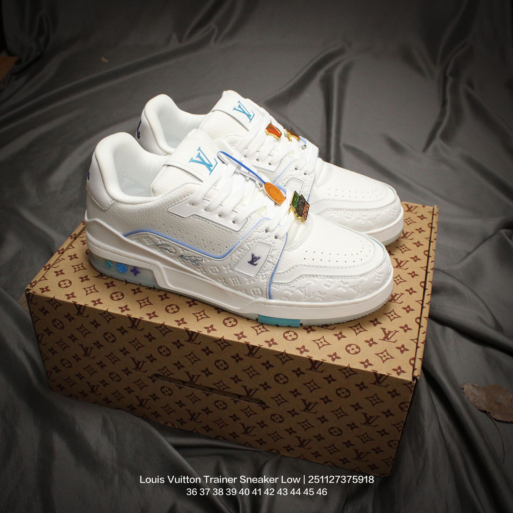 Louis Vuitton/路易威登 男女鞋配置厚实抽屉礼品鞋盒,采用荔枝纹纤维革组合粒面牛剖革鞋面材质,鞋垫嵌入软脚感EVA物料,外置TPR光泽隔色鞋底❗法国巴黎百年奢侈品牌LV路易威登Louis Vuitton Trainer Sneaker Low 运动系列低帮复古百搭休闲运动文化篮球板鞋“ 类型:男女鞋 编码:251127375.918