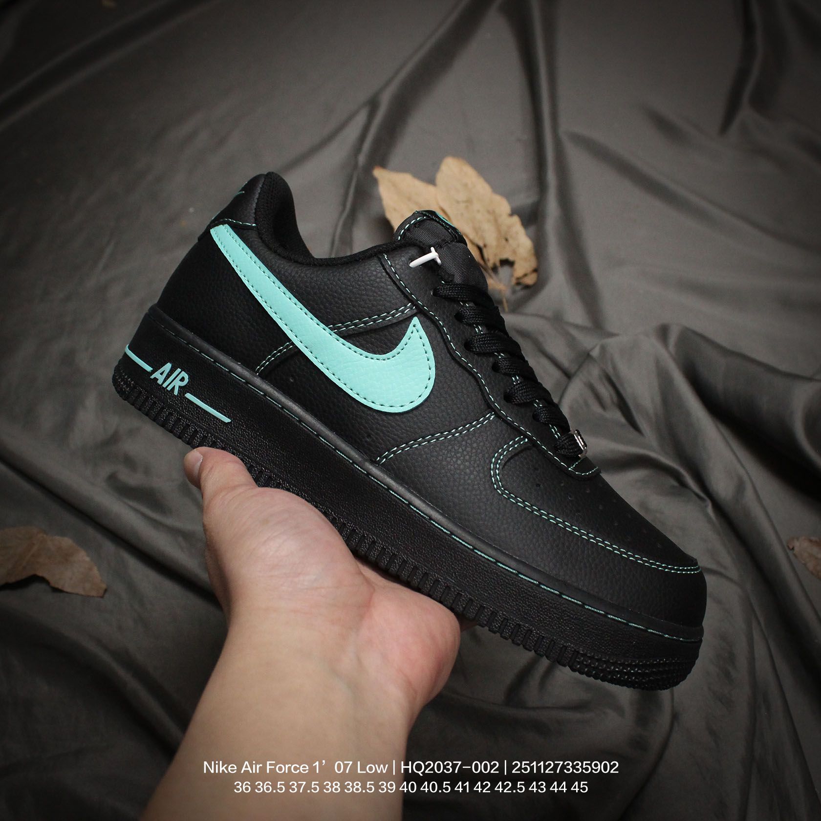 💰120
Nike/耐克 男女鞋半码制，采用硬质牛剖革鞋面材质，内置全掌Air Sole气垫❗官方新色，耐克Nike Air Force 1’07 Low"White/Navy空军一号经典低帮百搭休闲运动板鞋“皮革黑蒂芙尼绿钩 HQ2037-002
龙
类型：男女鞋
码数：36 36.5 37.5 38 38.5 39 40 40.5 41 42 42.5 43 44 45
编码：251127335.902