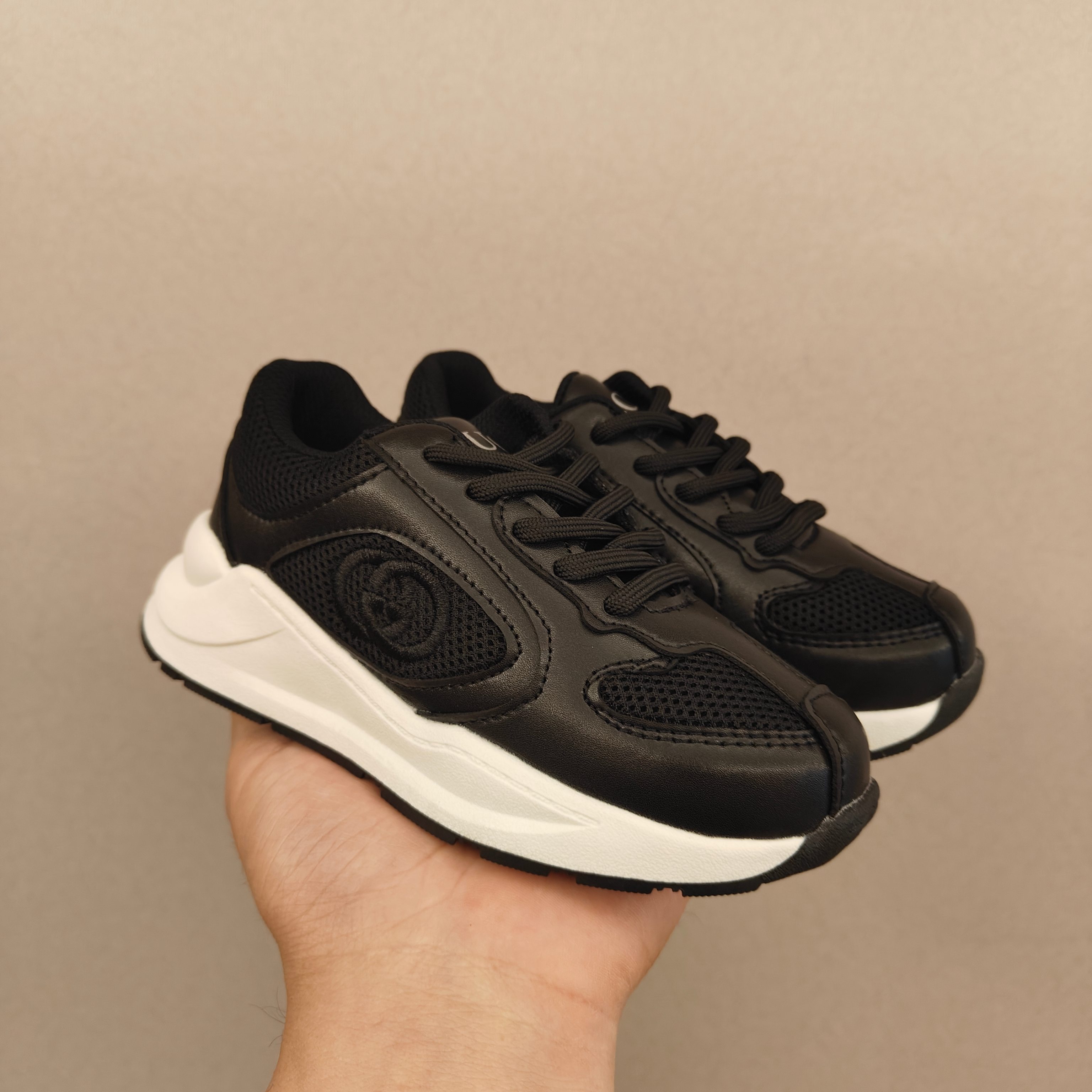 图片[2]-🌟现货🌟跑量款 Gucci Run儿童🧒系列运动鞋， 🔥🔥🔥古奇亲子系列🌹 🐢这一单品的设计从运动世界中汲取灵感 丝稠皮 互扣式双G 刺绣 儿童版更加精细-选品中心