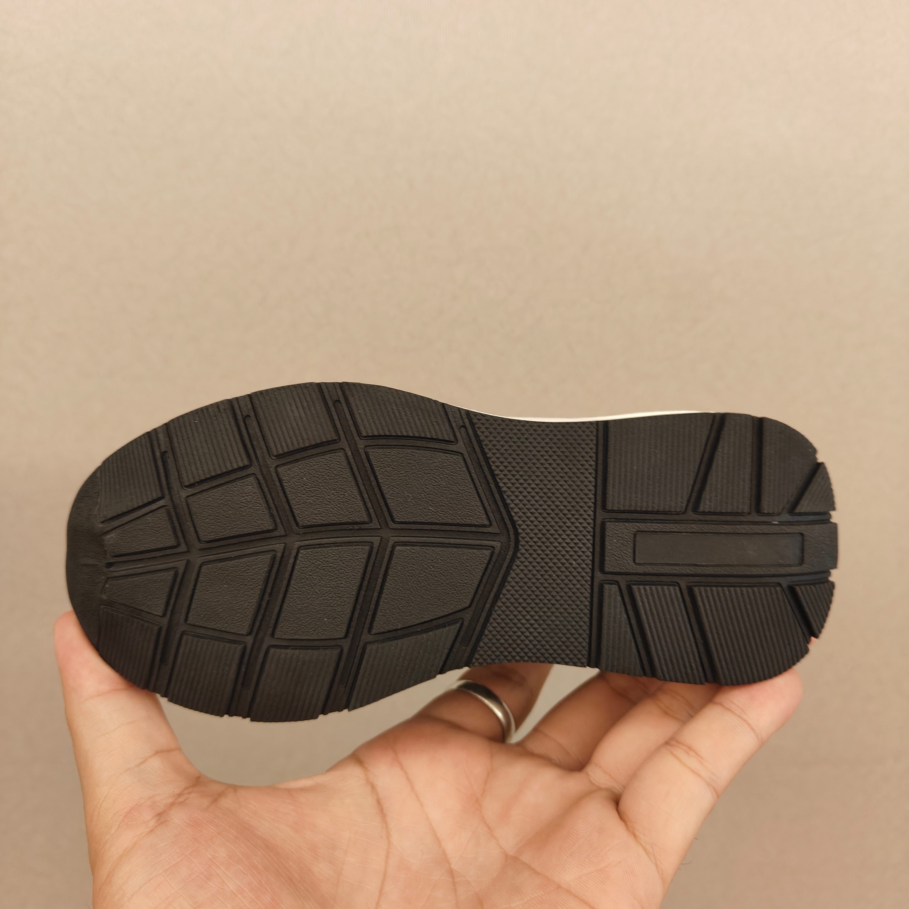 图片[6]-🌟现货🌟跑量款 Gucci Run儿童🧒系列运动鞋， 🔥🔥🔥古奇亲子系列🌹 🐢这一单品的设计从运动世界中汲取灵感 丝稠皮 互扣式双G 刺绣 儿童版更加精细-选品中心