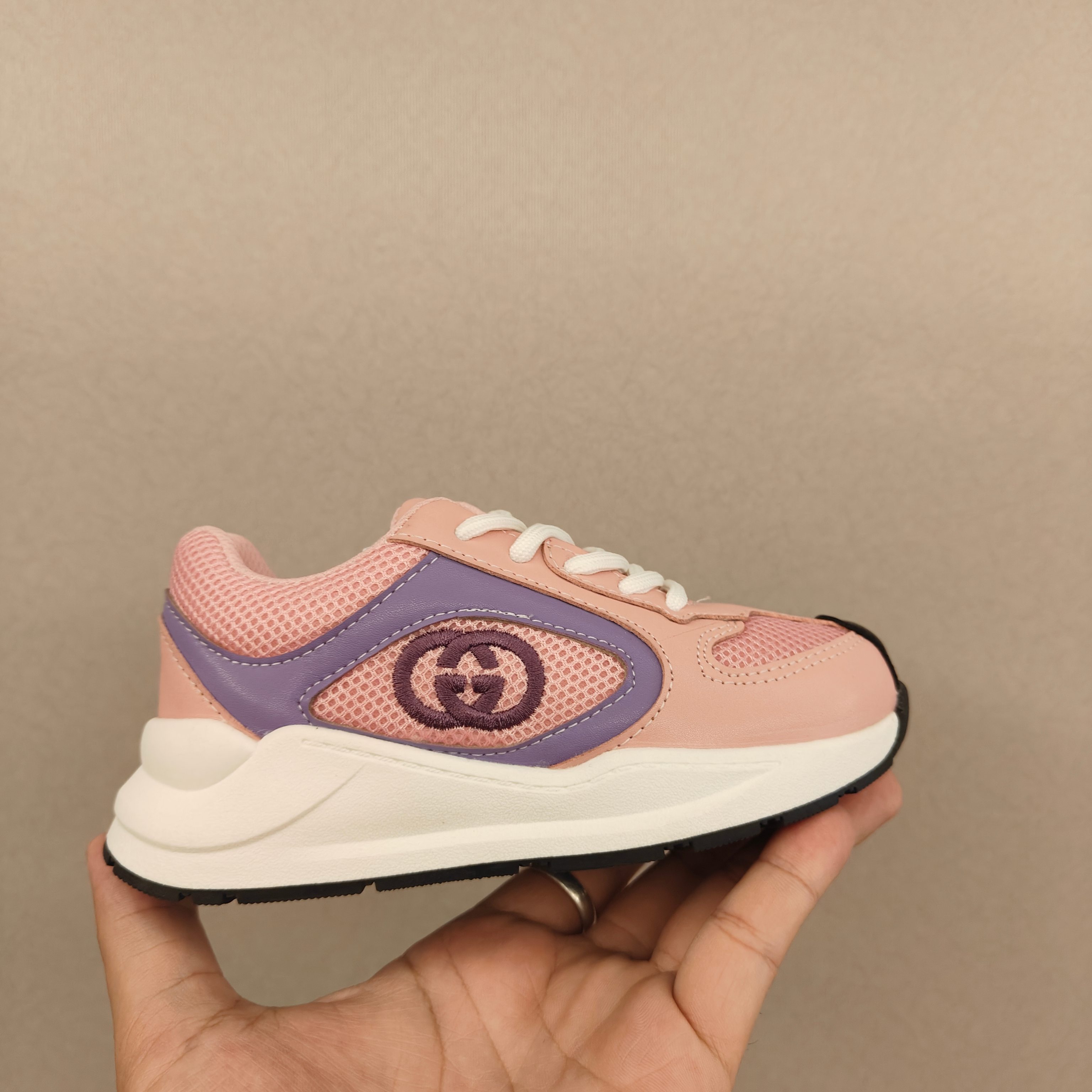 图片[3]-🌟现货🌟跑量款 Gucci Run儿童🧒系列运动鞋， 🔥🔥🔥古奇亲子系列🌹 🐢这一单品的设计从运动世界中汲取灵感 丝稠皮 互扣式双G 刺绣 儿童版更加精细-选品中心