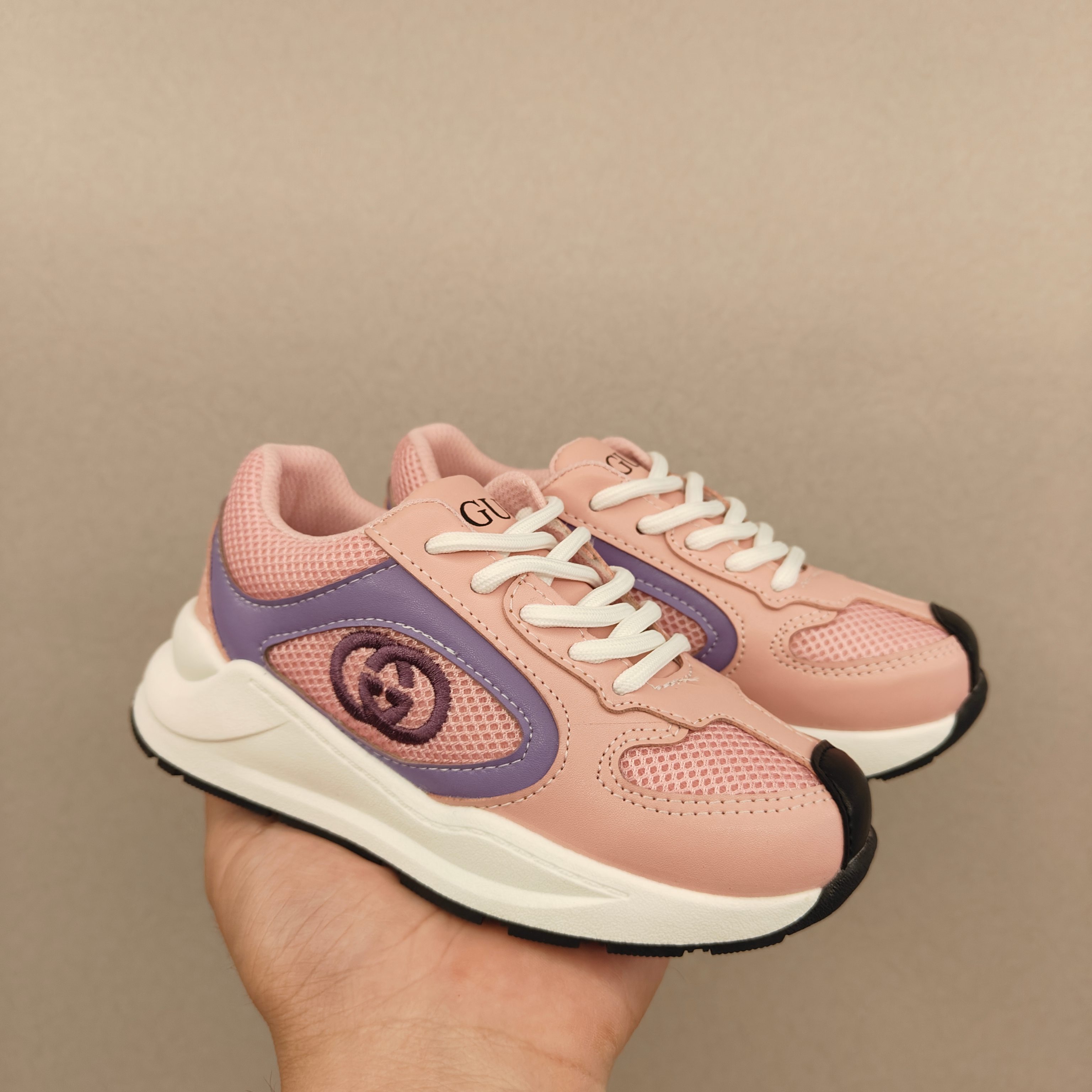 图片[2]-🌟现货🌟跑量款 Gucci Run儿童🧒系列运动鞋， 🔥🔥🔥古奇亲子系列🌹 🐢这一单品的设计从运动世界中汲取灵感 丝稠皮 互扣式双G 刺绣 儿童版更加精细-选品中心