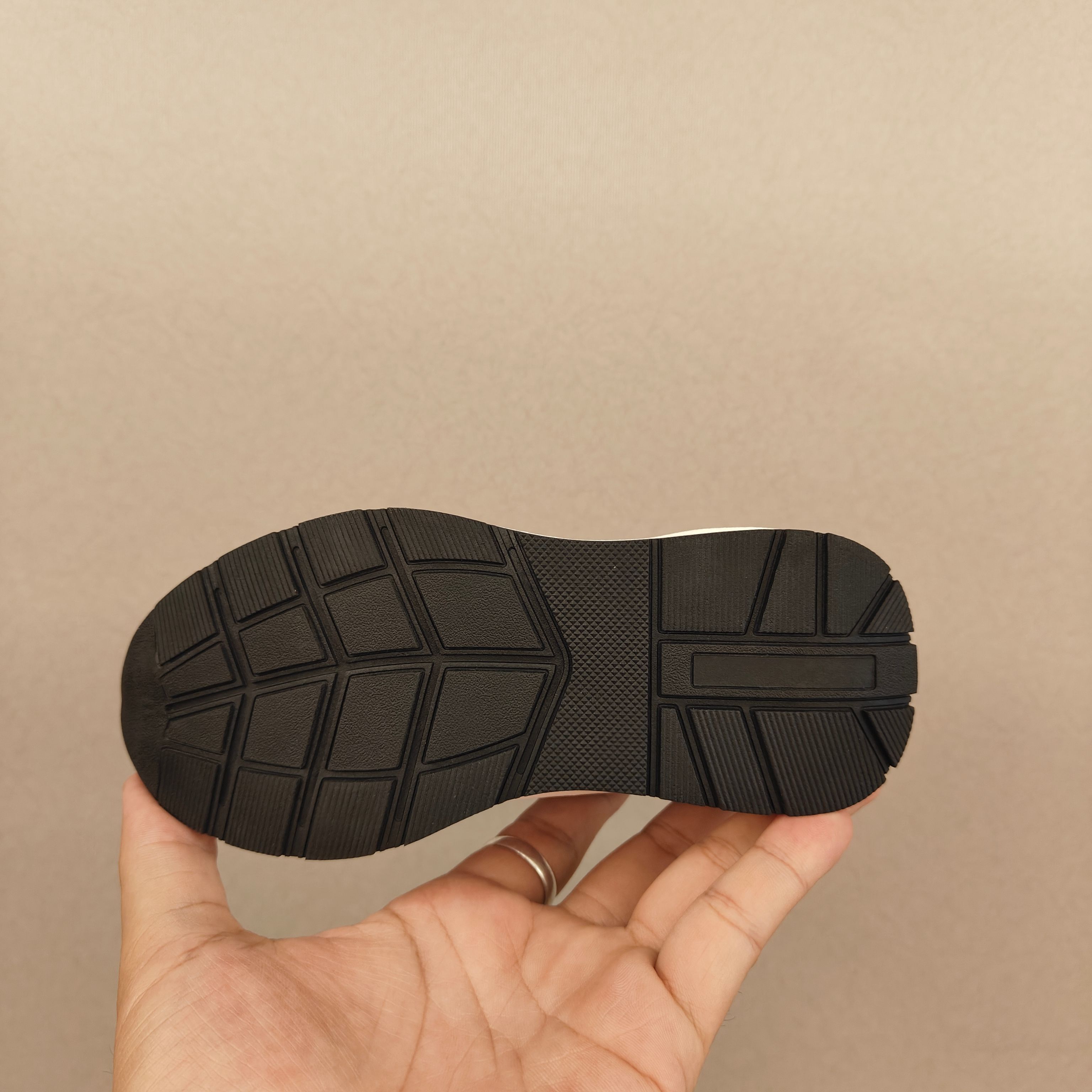 图片[7]-🌟现货🌟跑量款 Gucci Run儿童🧒系列运动鞋， 🔥🔥🔥古奇亲子系列🌹 🐢这一单品的设计从运动世界中汲取灵感 丝稠皮 互扣式双G 刺绣 儿童版更加精细-选品中心