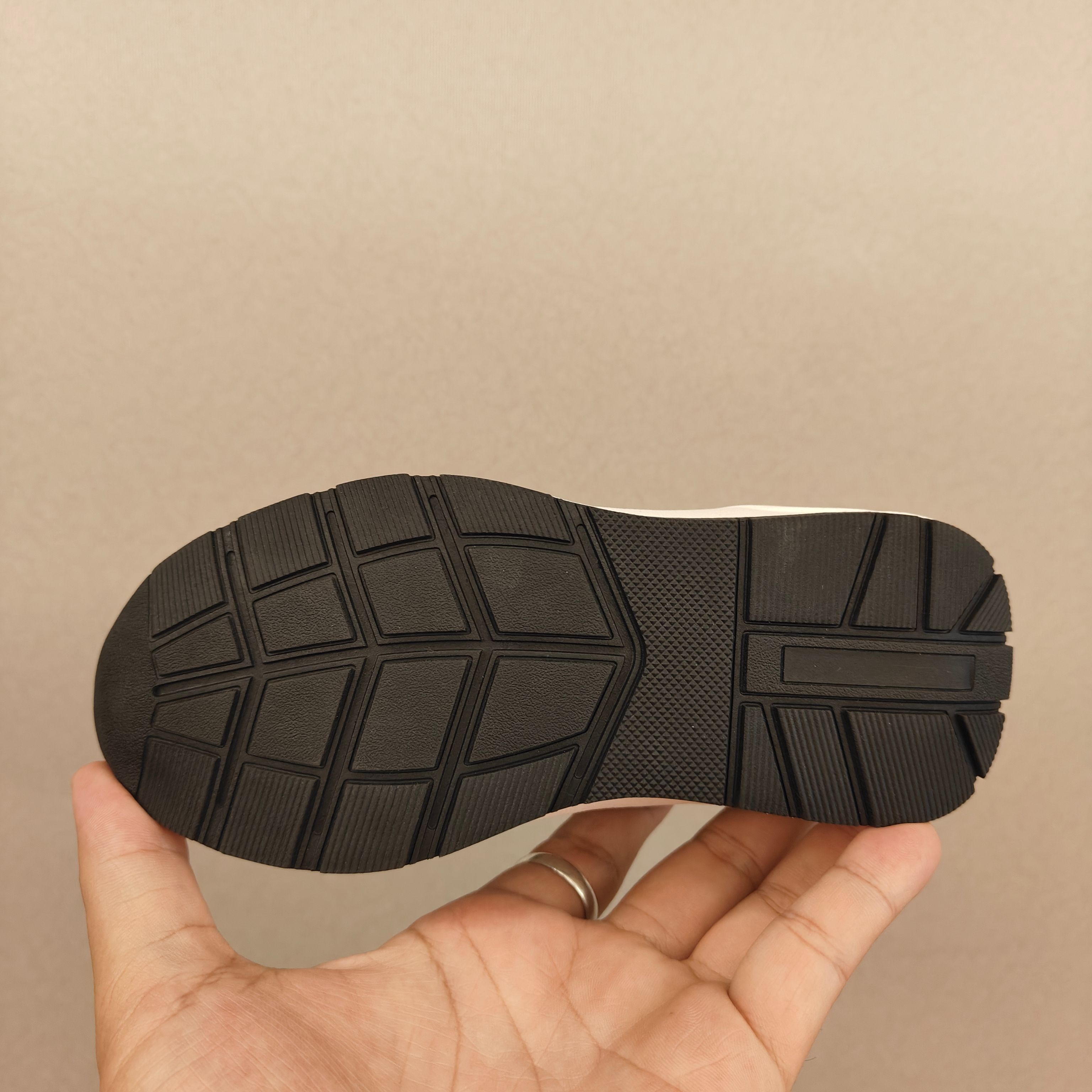 图片[6]-🌟现货🌟跑量款 Gucci Run儿童🧒系列运动鞋， 🔥🔥🔥古奇亲子系列🌹 🐢这一单品的设计从运动世界中汲取灵感 丝稠皮 互扣式双G 刺绣 儿童版更加精细-选品中心