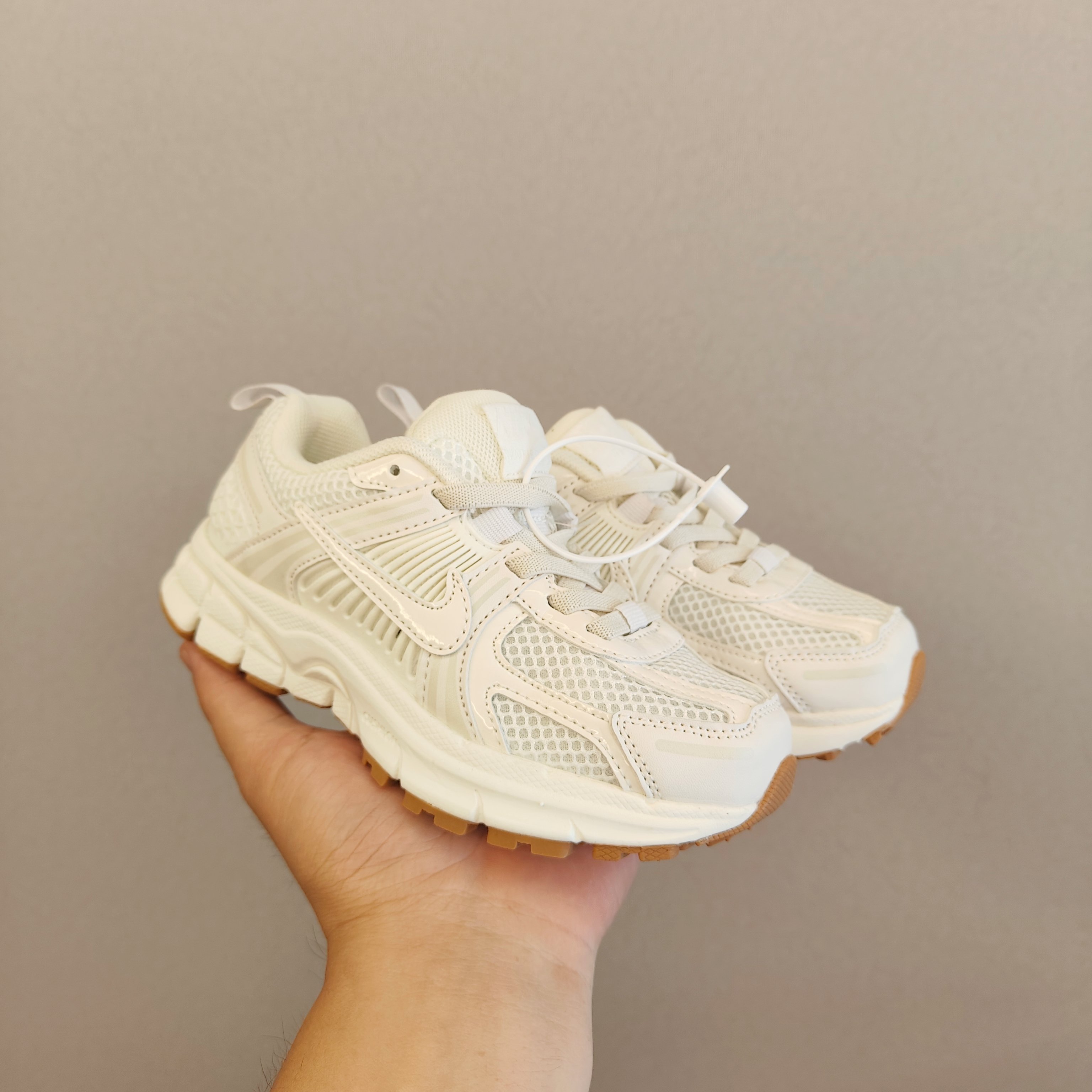 图片[2]-新增配色新款 NK v5透气跑步休闲运动鞋 兔系带 尺码：26-37.5码 松紧带 经典跑步休闲运动鞋鞋，运动跑步休闲都不耽误的学生时代必备❤️ 低帮松紧带设计，穿脱方便✔️ 橡胶加MD组合大底，耐磨防滑👍🏻-选品中心