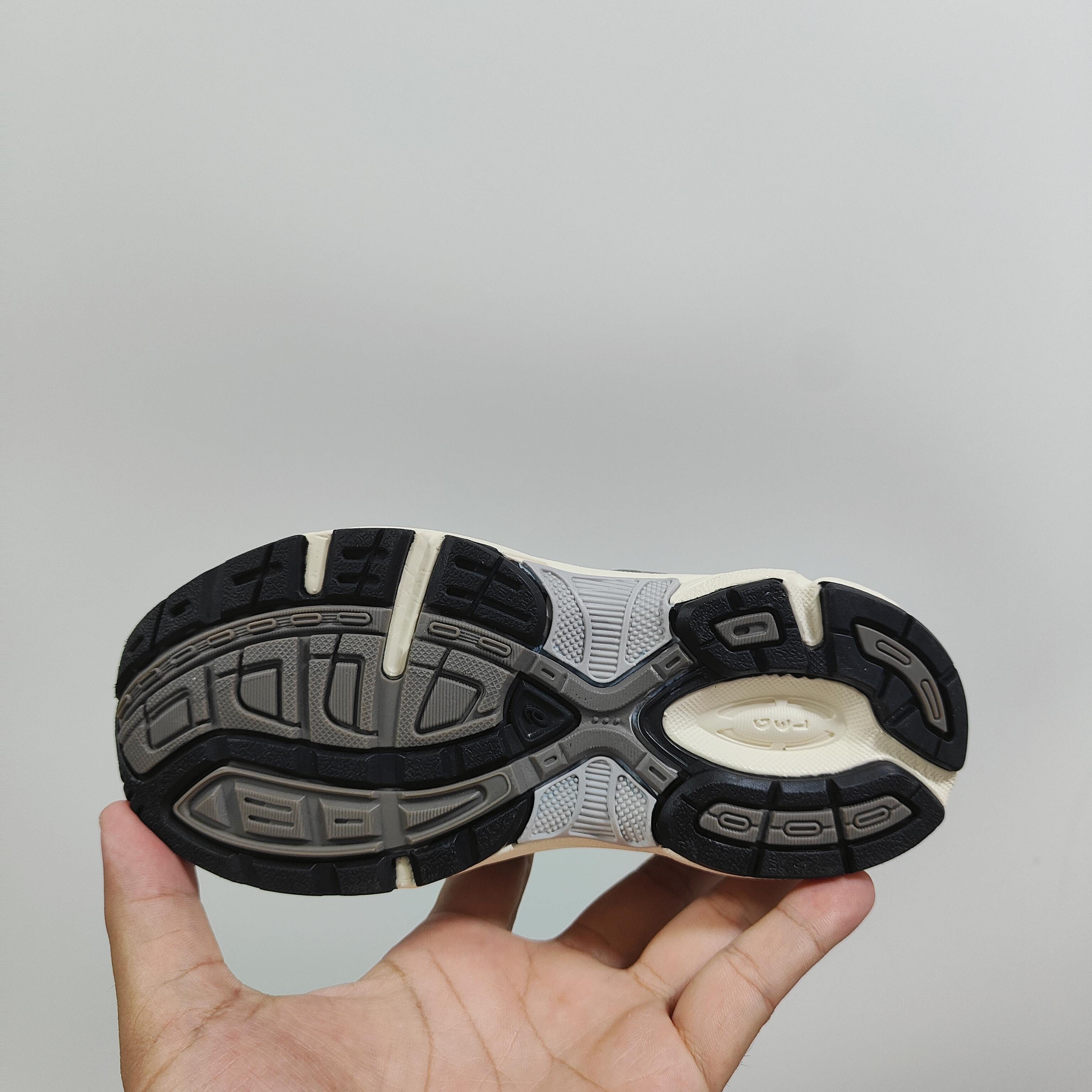 图片[6]-新款出货放 A家亚瑟1130童鞋25秋冬缓震跑步鞋GEL胶柔韧舒适缓冲 尺码：儿童26-37码 兔子带松紧带 官方新品 买一单省几百块，就是现在 真的期待了好久，终于来咯👏🏻 囤起来开春必备❤️橡胶轻便组合防滑大底 松紧带设计，海玻璃鞋垫超舒适☁️ 经典老爹款式，潮范儿十足🆒 超爱的新品🆕自留推荐-选品中心