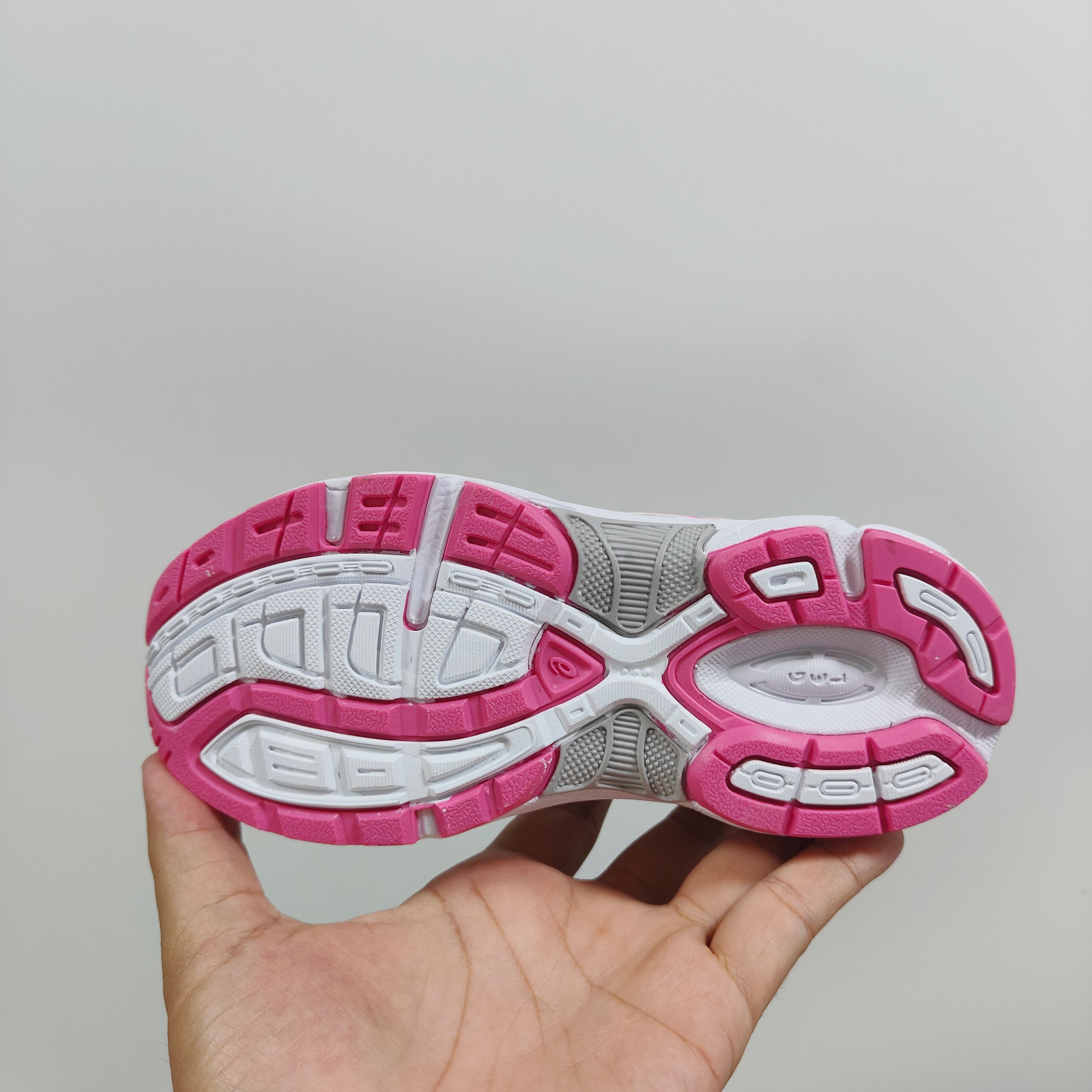 图片[6]-新款出货 A家亚瑟1130童鞋25秋冬缓震跑步鞋GEL胶柔韧舒适缓冲 尺码：儿童26-37码 兔子带松紧带 官方新品 买一单省几百块，就是现在 真的期待了好久，终于来咯👏🏻 囤起来开春必备❤️橡胶轻便组合防滑大底 松紧带设计，海玻璃鞋垫超舒适☁️ 经典老爹款式，潮范儿十足🆒 超爱的新品🆕自留推荐-选品中心