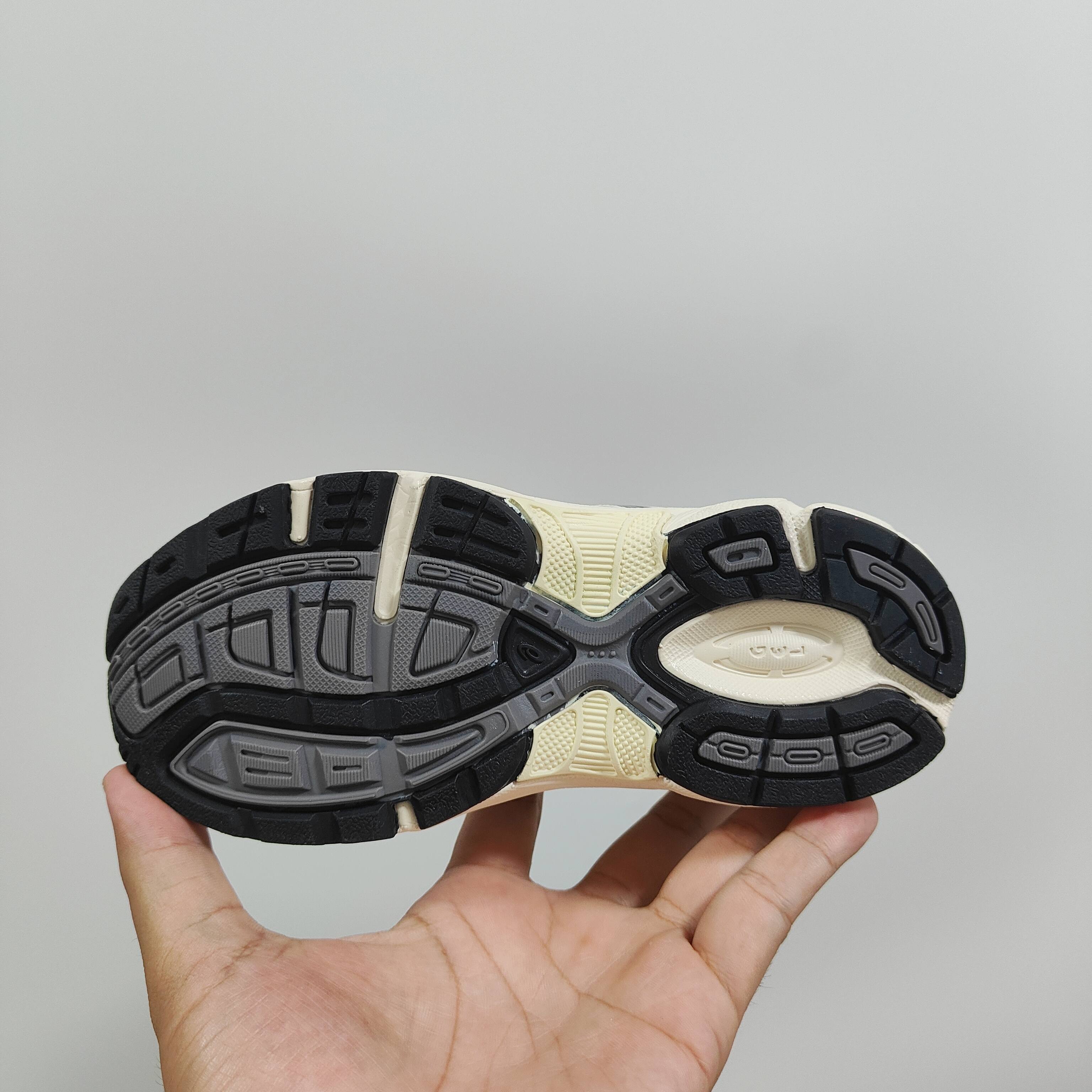 图片[6]-新款出货放 A家亚瑟1130童鞋25秋冬缓震跑步鞋GEL胶柔韧舒适缓冲 尺码：儿童26-37码 兔子带松紧带 官方新品 买一单省几百块，就是现在 真的期待了好久，终于来咯👏🏻 囤起来开春必备❤️橡胶轻便组合防滑大底 松紧带设计，海玻璃鞋垫超舒适☁️ 经典老爹款式，潮范儿十足🆒 超爱的新品🆕自留推荐-选品中心