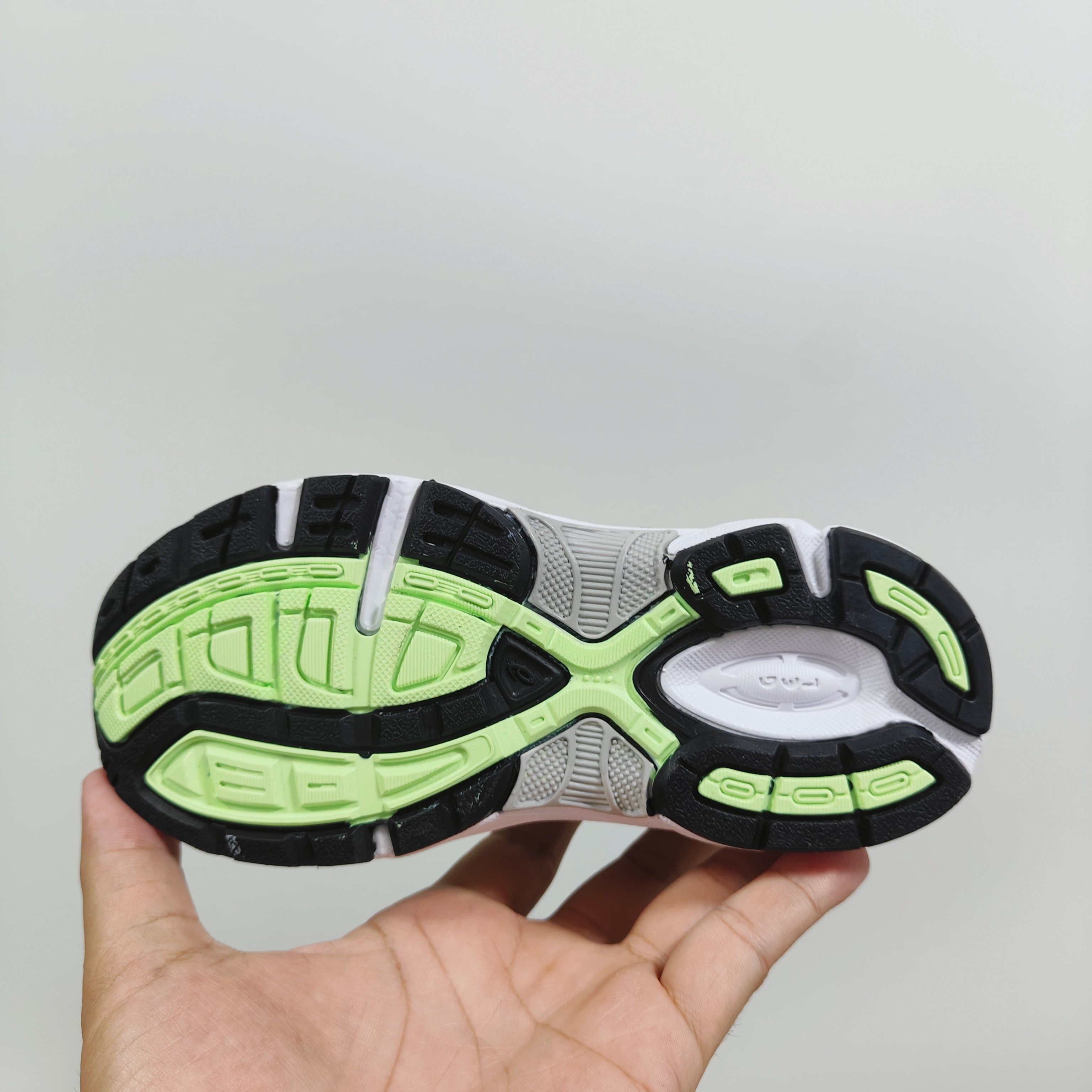 图片[6]-新款出货放 A家亚瑟1130童鞋25秋冬缓震跑步鞋GEL胶柔韧舒适缓冲 尺码：儿童26-37码 兔子带松紧带 官方新品 买一单省几百块，就是现在 真的期待了好久，终于来咯👏🏻 囤起来开春必备❤️橡胶轻便组合防滑大底 松紧带设计，海玻璃鞋垫超舒适☁️ 经典老爹款式，潮范儿十足🆒 超爱的新品🆕自留推荐-选品中心