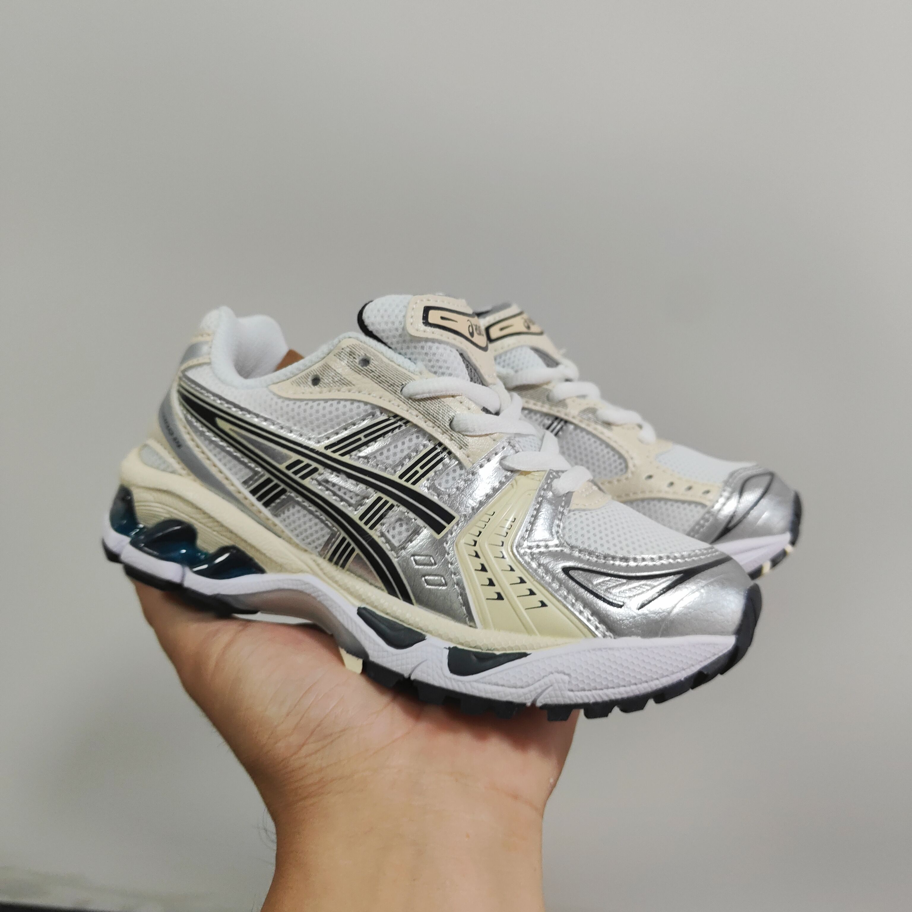 图片[2]-新款出货 亚瑟士K14鞋带款童鞋26-37 缓震跑步鞋GEL胶柔韧舒适缓冲，橡胶轻便组合防滑大底，松紧带设计，海玻璃鞋垫超舒适☁️潮范儿十足🆒-选品中心