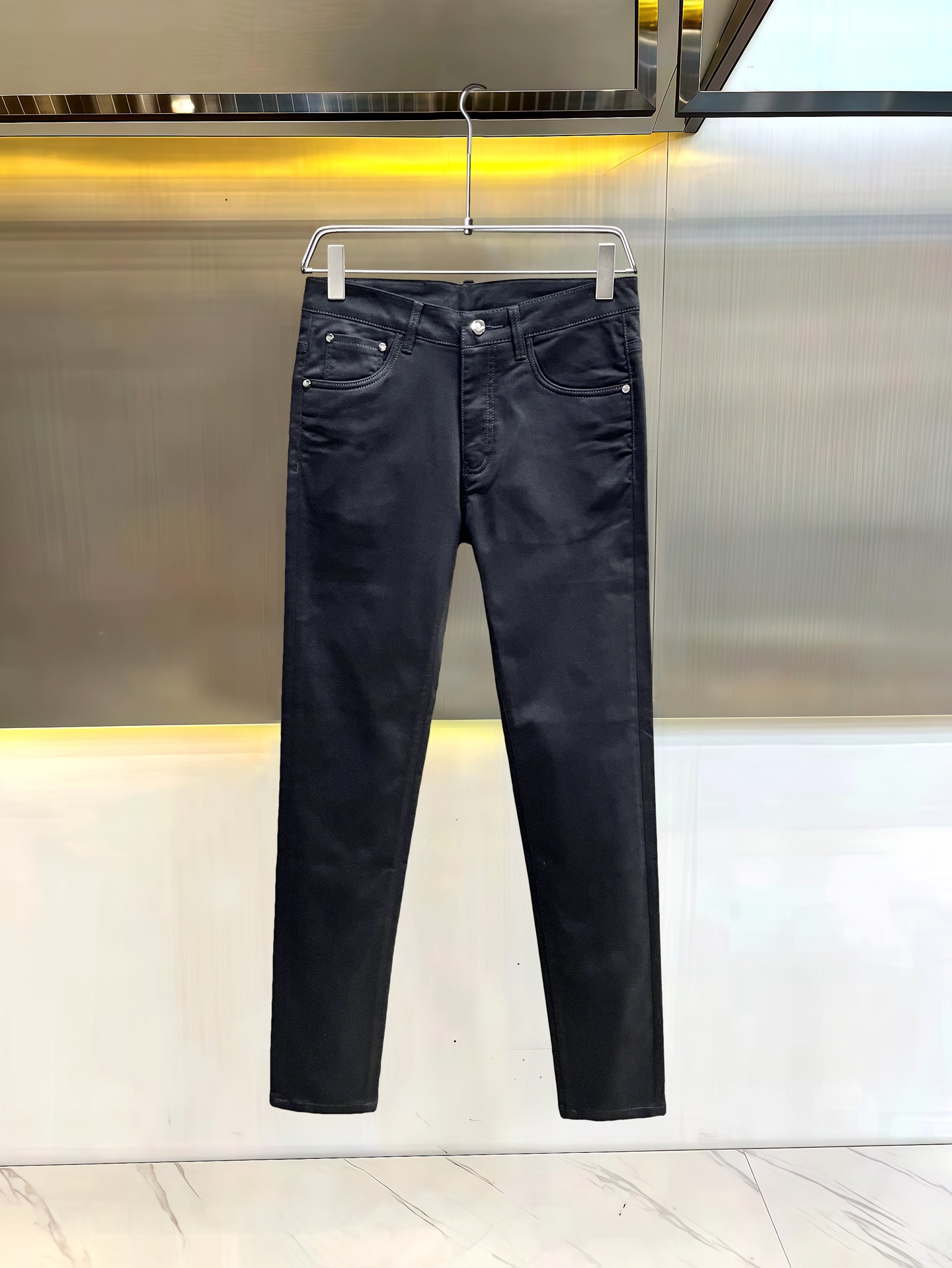 NO:596417,Mainly recommended. Long-term availability [Armani] high quality 2025 official website high-end new products original order few handsome casual pants, 100% original order versatile artifact!  This year's latest popular style design, comfortable upper body, tall and stylish tailoring design!  Low-key yet luxurious, with a super-feeling upper body that is exquisite and lively, simplicity is beauty. It is perfect for everything, a must-have item for handsome men!  Original logo, personality, fashion, charm, size 29-38, same day shipping.,,armani,alexander wang19860909主推.长期有货【阿玛尼】高品质 2025官网高端新品原单少数帅爆休闲裤,百分百原单 百搭神器！今年最新流行的风格设计款式,上身舒适,剪裁设计挺拔有型！低调不失奢华 超有feel上身精致跃然,简单就是美.完爆一切,型男必备单品！原版logo个性 时尚 魅力码数 29-38 当天出货.,,armani,alexander wang,Men's clothing