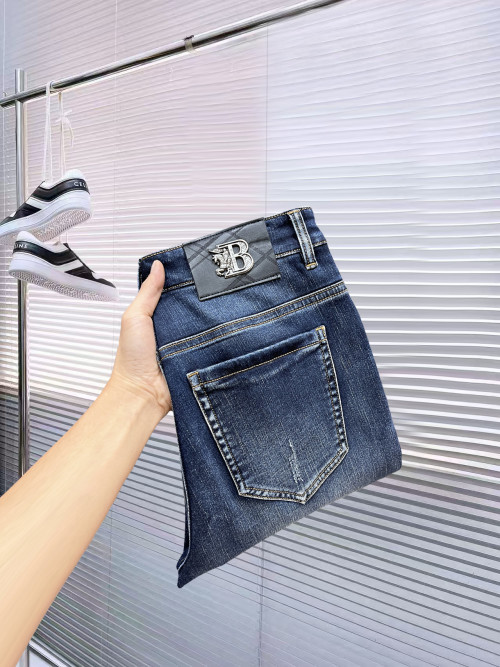Burberry Men's Slim-Fit Denim Jeans with Logo Patch - Stylish & Comfortable 29 Burberry Men's Slim-Fit Denim Jeans with Logo Patch - Stylish & Comfortable