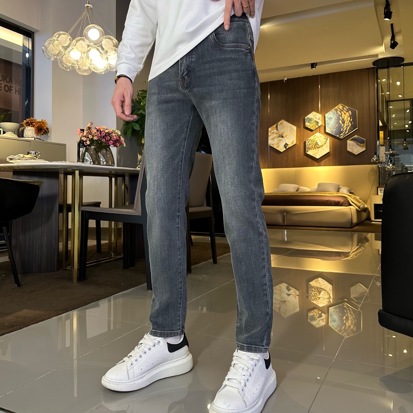 NO:544842,Mainly recommended. New autumn and winter models. Long-term stock [LV] high-quality 2025 official website high-end new products original list, a few handsome jeans, 100% original list, a versatile artifact!  The latest popular style design style this year is made of tannin fabric made of imported cotton. The upper body is comfortable and the tailoring design is upright and stylish!  Low-key and luxurious, super feel, exquisite and vivid, simple is beautiful, perfect for everything, a must-have item for handsome men!  Original logo personality Fashion Charming code number 29-38, louis vuitton, jeans, alexander wang19860909主推.秋冬新款.长期有货【LV】高品质 2025官网高端新品原单少数帅爆牛仔裤,百分百原单 百搭神器！今年最新流行的风格设计款式,采用进口棉花制作成的单宁布,上身舒适,剪裁设计挺拔有型！低调不失奢华 超有feel上身精致跃然,简单就是美.完爆一切,型男必备单品！原版logo个性 时尚 魅力码数29-38,,louis vuitton,jeans,alexander wang,Men's clothing