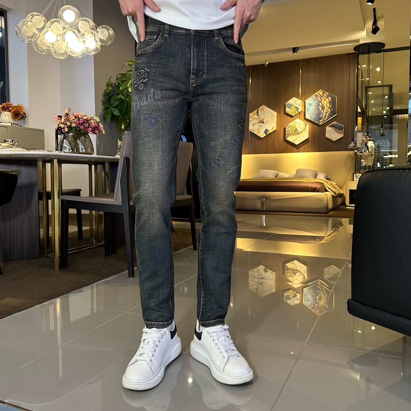 NO:544836,Mainly recommended. New autumn and winter models. Long-term stock [Prada] high-quality 2025 official website high-end new products original list, a few handsome jeans, 100% original list, a versatile artifact!  The latest popular style design style this year is made of tannin fabric made of imported cotton. The upper body is comfortable and the tailoring design is upright and stylish!  Low-key and luxurious, super feel, exquisite and vivid, simple is beautiful, perfect for everything, a must-have item for handsome men!  Original logo personality Fashion Charming code number 29-38, prada, jeans, alexander wang19860909主推.秋冬新款.长期有货【普拉达】高品质 2025官网高端新品原单少数帅爆牛仔裤,百分百原单 百搭神器！今年最新流行的风格设计款式,采用进口棉花制作成的单宁布,上身舒适,剪裁设计挺拔有型！低调不失奢华 超有feel上身精致跃然,简单就是美.完爆一切,型男必备单品！原版logo个性 时尚 魅力码数29-38,,prada,jeans,alexander wang,Men's clothing