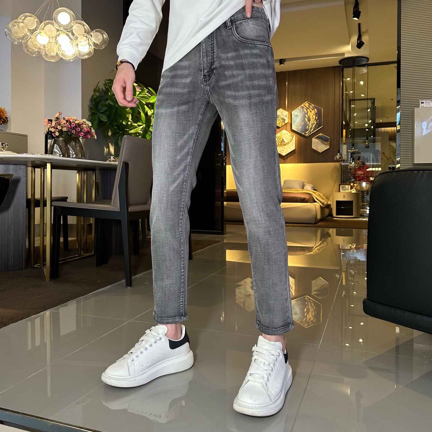 NO:544824,Mainly recommended. New autumn and winter models. Long-term stock [Valentino] high-quality 2025 official website high-end new products original list, a few handsome jeans, 100% original list, a versatile artifact!  The latest popular style design style this year is made of tannin fabric made of imported cotton. The upper body is comfortable and the tailoring design is upright and stylish!  Low-key and luxurious, super feel, exquisite and vivid, simple is beautiful, perfect for everything, a must-have item for handsome men!  Original logo personality Fashion Charming number 29-38, Valentino, jeans, alexander wang19860909主推.秋冬新款.长期有货【华伦天奴】高品质 2025官网高端新品原单少数帅爆牛仔裤,百分百原单 百搭神器！今年最新流行的风格设计款式,采用进口棉花制作成的单宁布,上身舒适,剪裁设计挺拔有型！低调不失奢华 超有feel上身精致跃然,简单就是美.完爆一切,型男必备单品！原版logo个性 时尚 魅力码数29-38,,valentino,jeans,alexander wang,Men's clothing