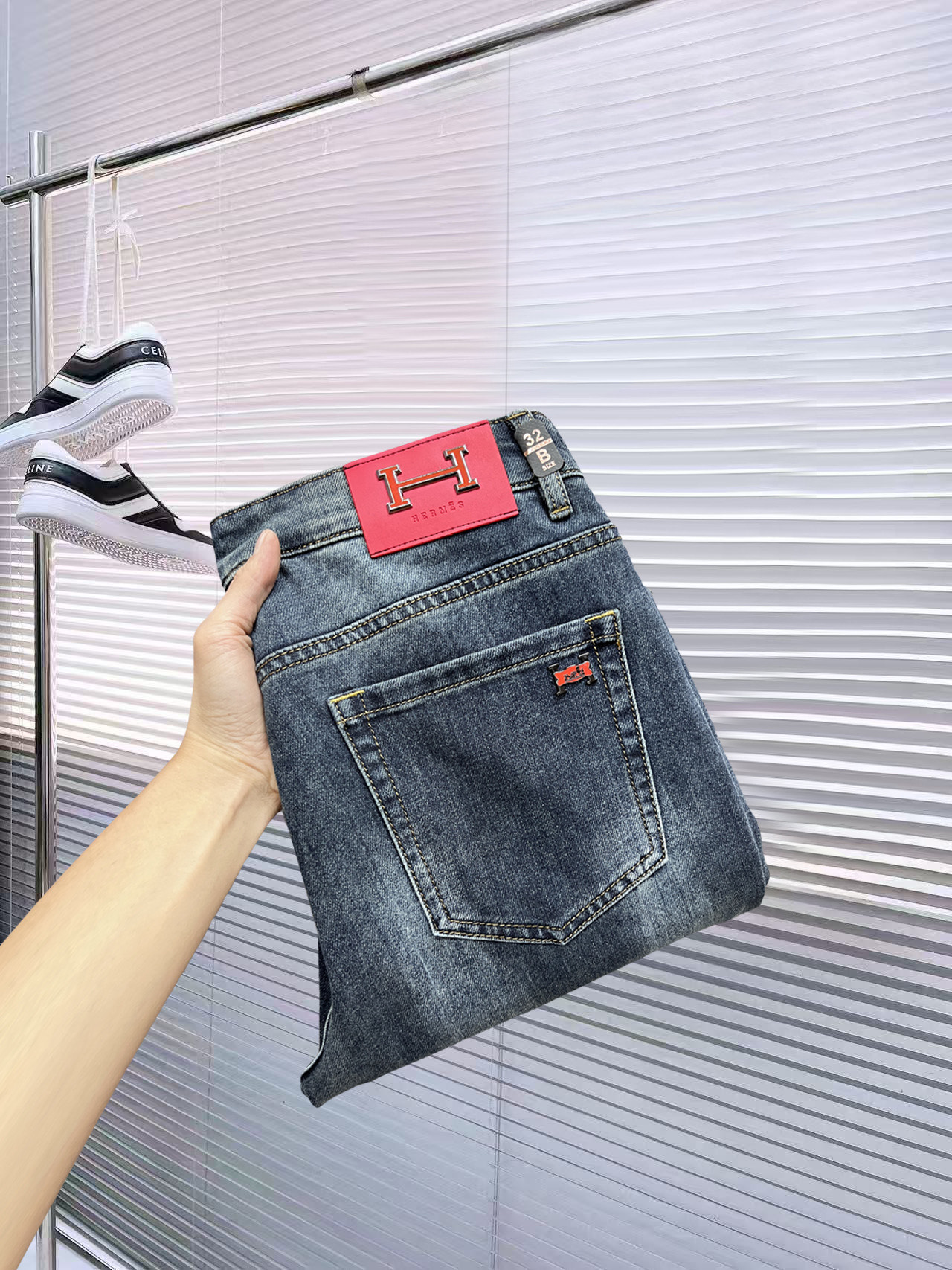 NO:596428,Mainly recommended. Autumn and winter new styles. Long-term availability [Hermès] High-quality 2025 official website high-end new products original order few handsome jeans, 100% original order versatile artifact!  This year's latest popular style design uses denim fabric made of imported cotton, which is comfortable on the upper body and has a tall and stylish tailoring design!  Low-key yet luxurious, with a super-feeling upper body that is exquisite and lively, simplicity is beauty. It is perfect for everything, a must-have item for handsome men!  Original logo, personality, fashion, charm, size 29-38, hermes, jeans, alexander wang19860909主推.秋冬新款.长期有货【爱马仕】高品质 2025官网高端新品原单少数帅爆牛仔裤,百分百原单 百搭神器！今年最新流行的风格设计款式,采用进口棉花制作成的单宁布,上身舒适,剪裁设计挺拔有型！低调不失奢华 超有feel上身精致跃然,简单就是美.完爆一切,型男必备单品！原版logo个性 时尚 魅力码数29-38,,hermes,jeans,alexander wang,Men's clothing