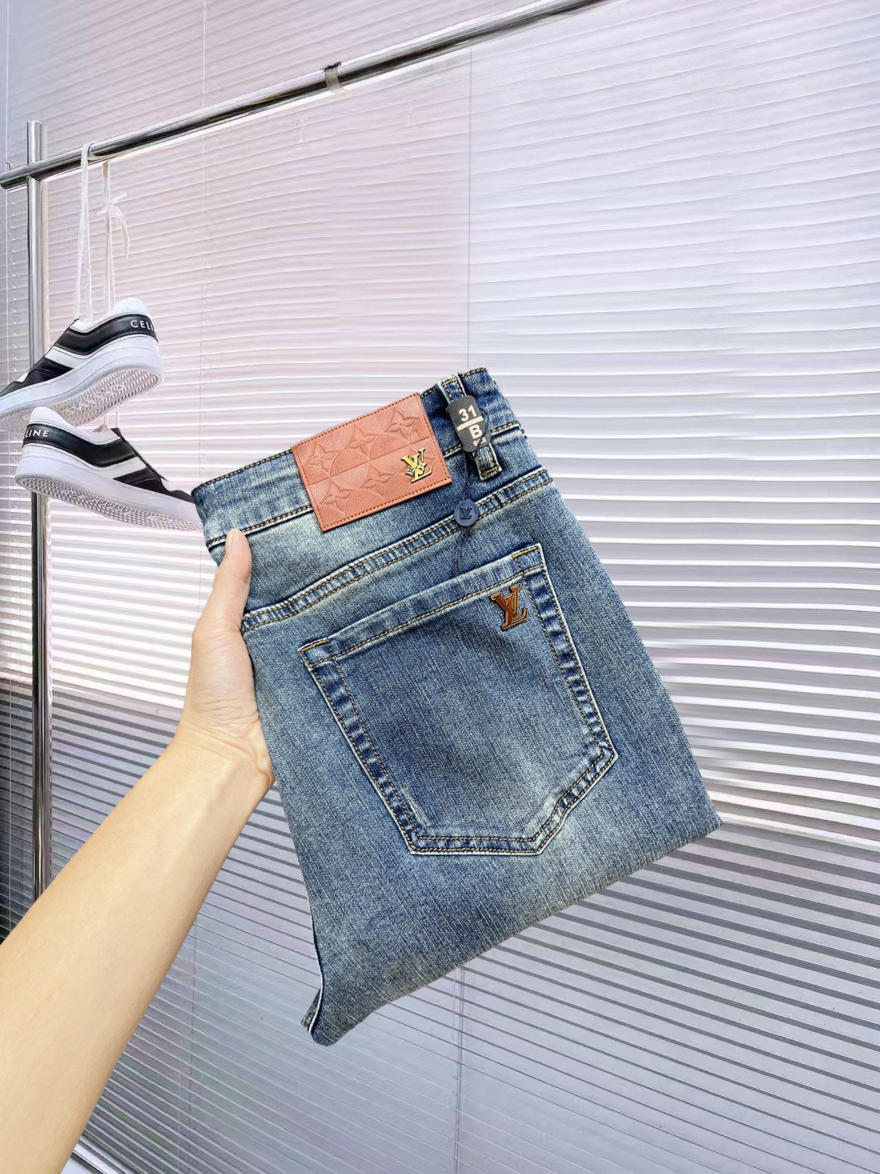 NO:596425,Mainly recommended. Autumn and winter new styles. Long-term availability [LV] High quality 2025 official website high-end new products original order few handsome jeans, 100% original order versatile artifact!  This year's latest popular style design uses denim fabric made of imported cotton, which is comfortable on the upper body and has a tall and stylish tailoring design!  Low-key yet luxurious, with a super-feeling upper body that is exquisite and lively, simplicity is beauty. It is perfect for everything, a must-have item for handsome men!  Original logo personality, fashion, charm, size 29-38, louis vuitton, jeans, alexander wang19860909主推.秋冬新款.长期有货【LV】高品质 2025官网高端新品原单少数帅爆牛仔裤,百分百原单 百搭神器！今年最新流行的风格设计款式,采用进口棉花制作成的单宁布,上身舒适,剪裁设计挺拔有型！低调不失奢华 超有feel上身精致跃然,简单就是美.完爆一切,型男必备单品！原版logo个性 时尚 魅力码数29-38,,louis vuitton,jeans,alexander wang,Men's clothing