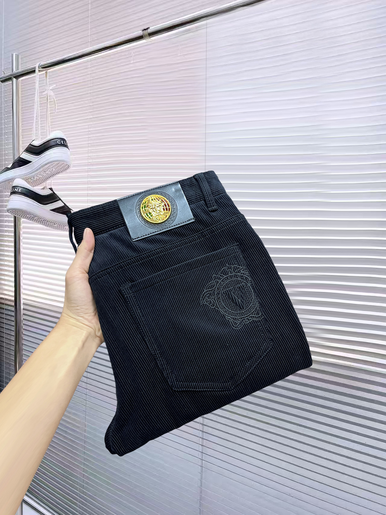 NO:596414,Main recommendation. Autumn and winter new styles. Long-term availability [Versace] High quality 2025 official website high-end new products original order few handsome corduroy pants, 100% original order versatile artifact!  This year's latest popular style design uses denim fabric made of imported cotton, which is comfortable on the upper body and has a tall and stylish tailoring design!  Low-key yet luxurious, with a super-feeling upper body that is exquisite and lively, simplicity is beauty. It is perfect for everything, a must-have item for handsome men!  Original logo, personality, fashion, charm, size 29-38, versace, alexander wang19860909主推.秋冬新款.长期有货【范思哲】高品质 2025官网高端新品原单少数帅爆灯芯绒裤,百分百原单 百搭神器！今年最新流行的风格设计款式,采用进口棉花制作成的单宁布,上身舒适,剪裁设计挺拔有型！低调不失奢华 超有feel上身精致跃然,简单就是美.完爆一切,型男必备单品！原版logo个性 时尚 魅力码数29-38,,versace,alexander wang,Men's clothing