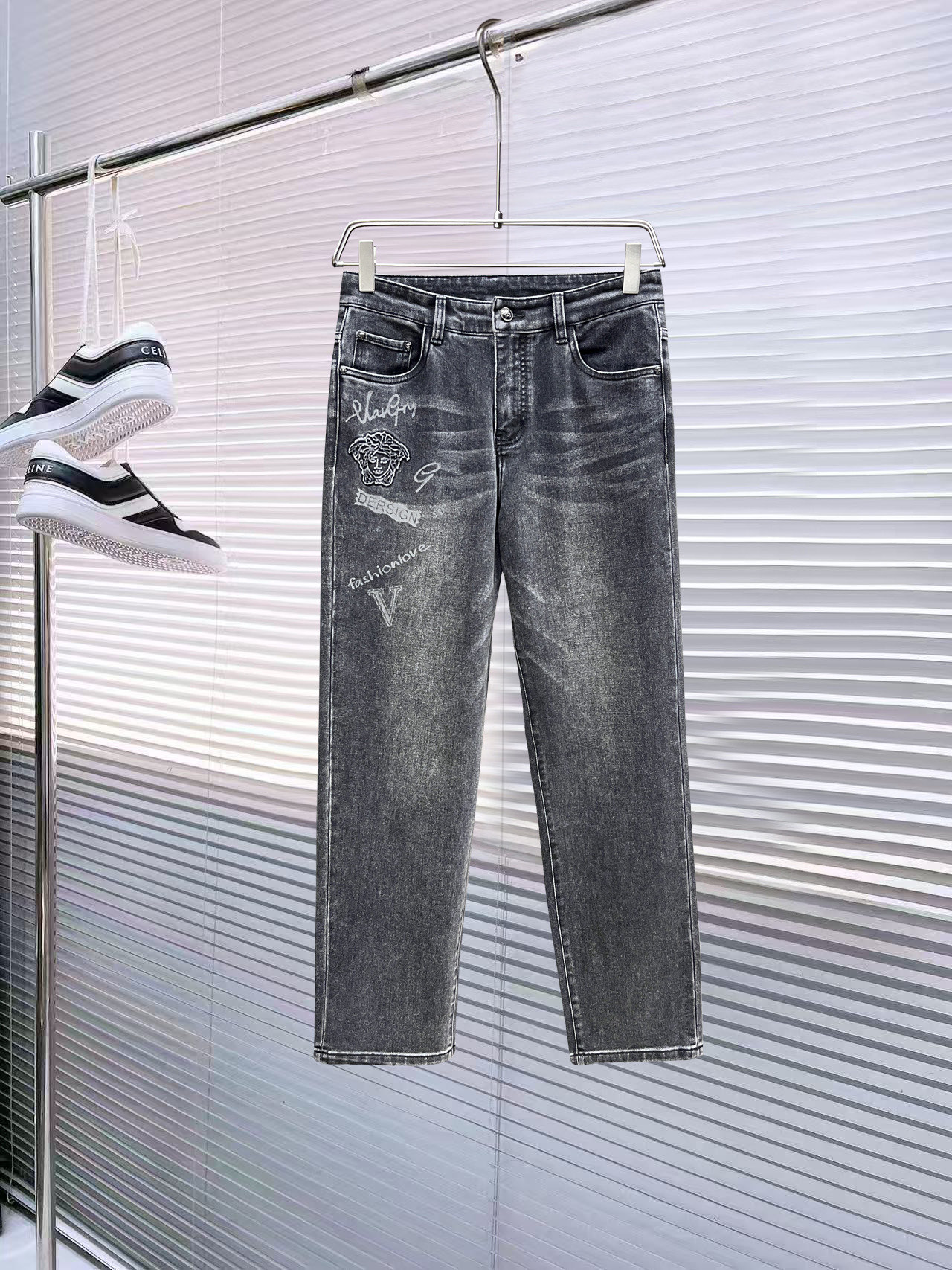 NO:596434,Mainly recommended. Autumn and winter new styles. Long-term availability [Versace] High quality 2025 official website high-end new products original order few handsome jeans, 100% original order versatile artifact!  This year's latest popular style design uses denim fabric made of imported cotton, which is comfortable on the upper body and has a tall and stylish tailoring design!  Low-key yet luxurious, with a super-feeling upper body that is exquisite and lively, simplicity is beauty. It is perfect for everything, a must-have item for handsome men!  Original logo personality, fashion, charm, size 29-38, versace, jeans, alexander wang19860909主推.秋冬新款.长期有货【范思哲】高品质 2025官网高端新品原单少数帅爆牛仔裤,百分百原单 百搭神器！今年最新流行的风格设计款式,采用进口棉花制作成的单宁布,上身舒适,剪裁设计挺拔有型！低调不失奢华 超有feel上身精致跃然,简单就是美.完爆一切,型男必备单品！原版logo个性 时尚 魅力码数29-38,,versace,jeans,alexander wang,Men's clothing