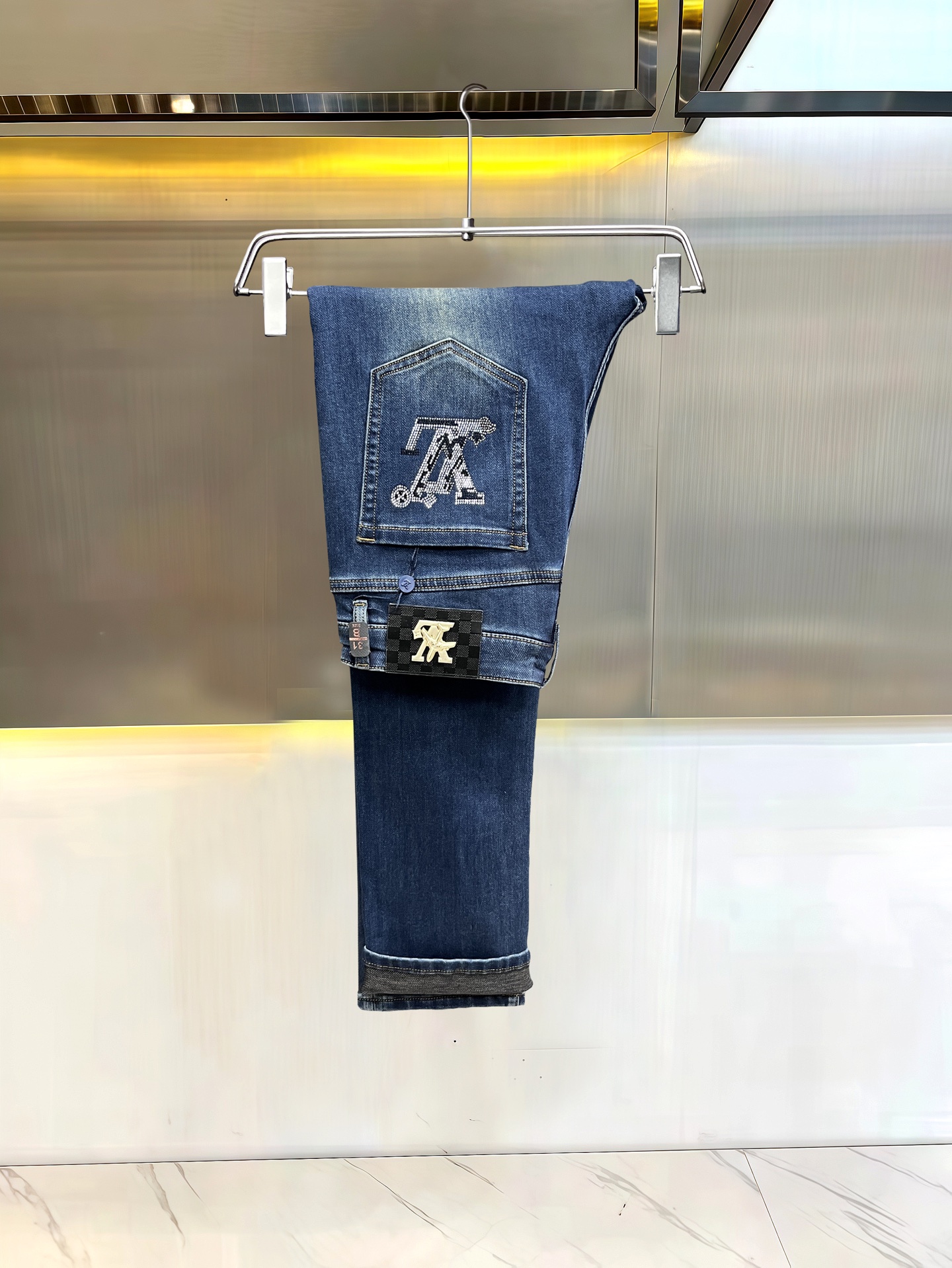 主推.秋冬新款.长期有货  P205.00【LV】高品质 2025官网高端新品🐂原单少数帅爆牛仔裤，百分百原单 👍百搭神器！今年最新流行的风格设计款式，采用进口棉花制作成的单宁布，上身舒适，剪裁设计挺拔有型！低调不失奢华 超有feel🌸上身精致跃然，简单就是美。完爆一切，型男必备单品！原版logo🔥个性 时尚    魅力👍码数：29-38           