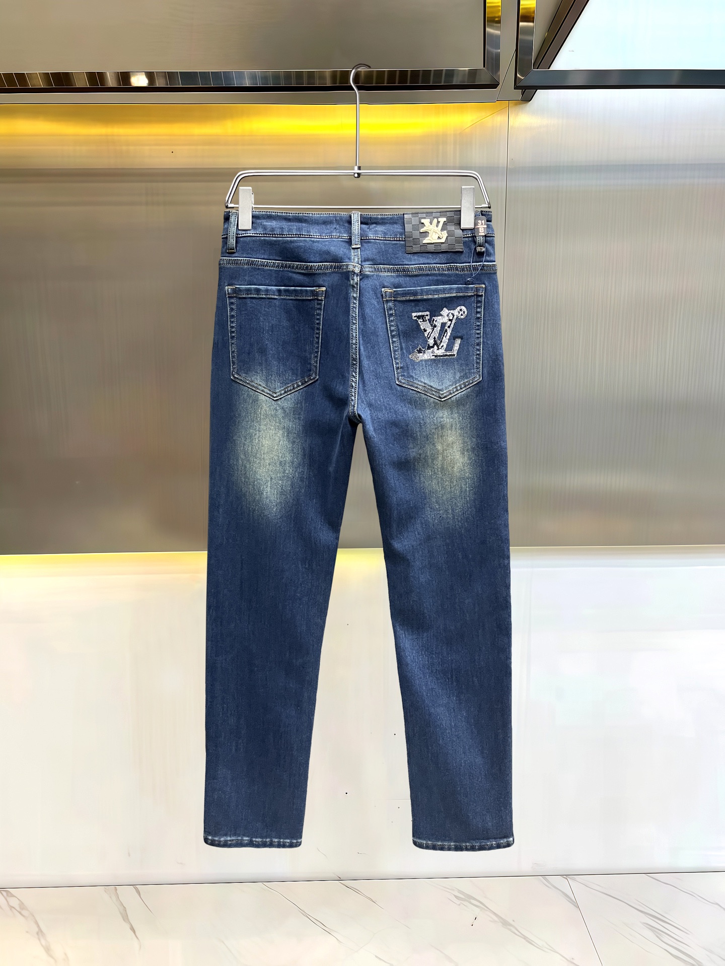 主推.秋冬新款.长期有货  P205.00【LV】高品质 2025官网高端新品🐂原单少数帅爆牛仔裤，百分百原单 👍百搭神器！今年最新流行的风格设计款式，采用进口棉花制作成的单宁布，上身舒适，剪裁设计挺拔有型！低调不失奢华 超有feel🌸上身精致跃然，简单就是美。完爆一切，型男必备单品！原版logo🔥个性 时尚    魅力👍码数：29-38           