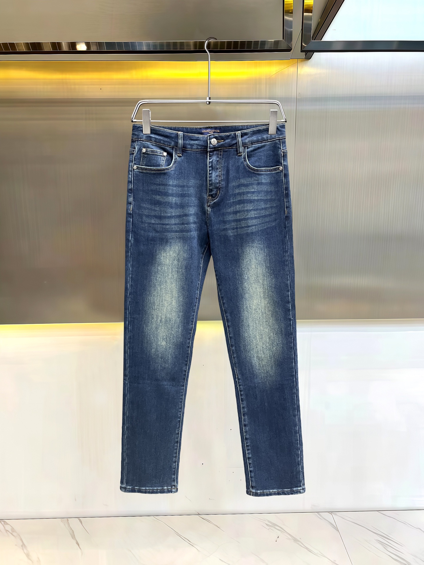 主推.秋冬新款.长期有货  P205.00【LV】高品质 2025官网高端新品🐂原单少数帅爆牛仔裤，百分百原单 👍百搭神器！今年最新流行的风格设计款式，采用进口棉花制作成的单宁布，上身舒适，剪裁设计挺拔有型！低调不失奢华 超有feel🌸上身精致跃然，简单就是美。完爆一切，型男必备单品！原版logo🔥个性 时尚    魅力👍码数：29-38           