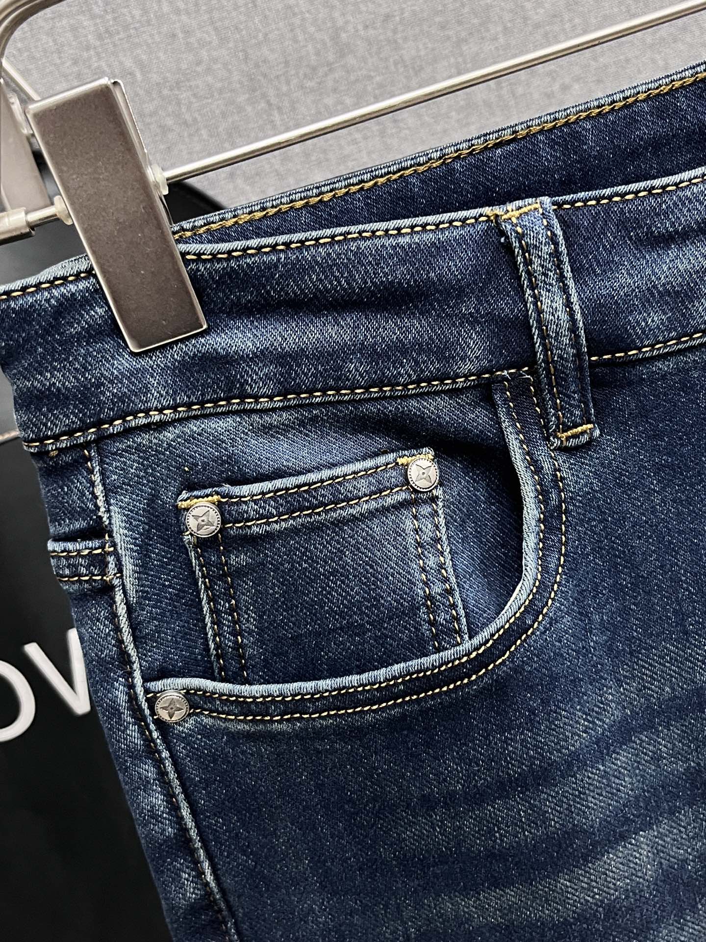 主推.秋冬新款.长期有货  P205.00【LV】高品质 2025官网高端新品🐂原单少数帅爆牛仔裤，百分百原单 👍百搭神器！今年最新流行的风格设计款式，采用进口棉花制作成的单宁布，上身舒适，剪裁设计挺拔有型！低调不失奢华 超有feel🌸上身精致跃然，简单就是美。完爆一切，型男必备单品！原版logo🔥个性 时尚    魅力👍码数：29-38           