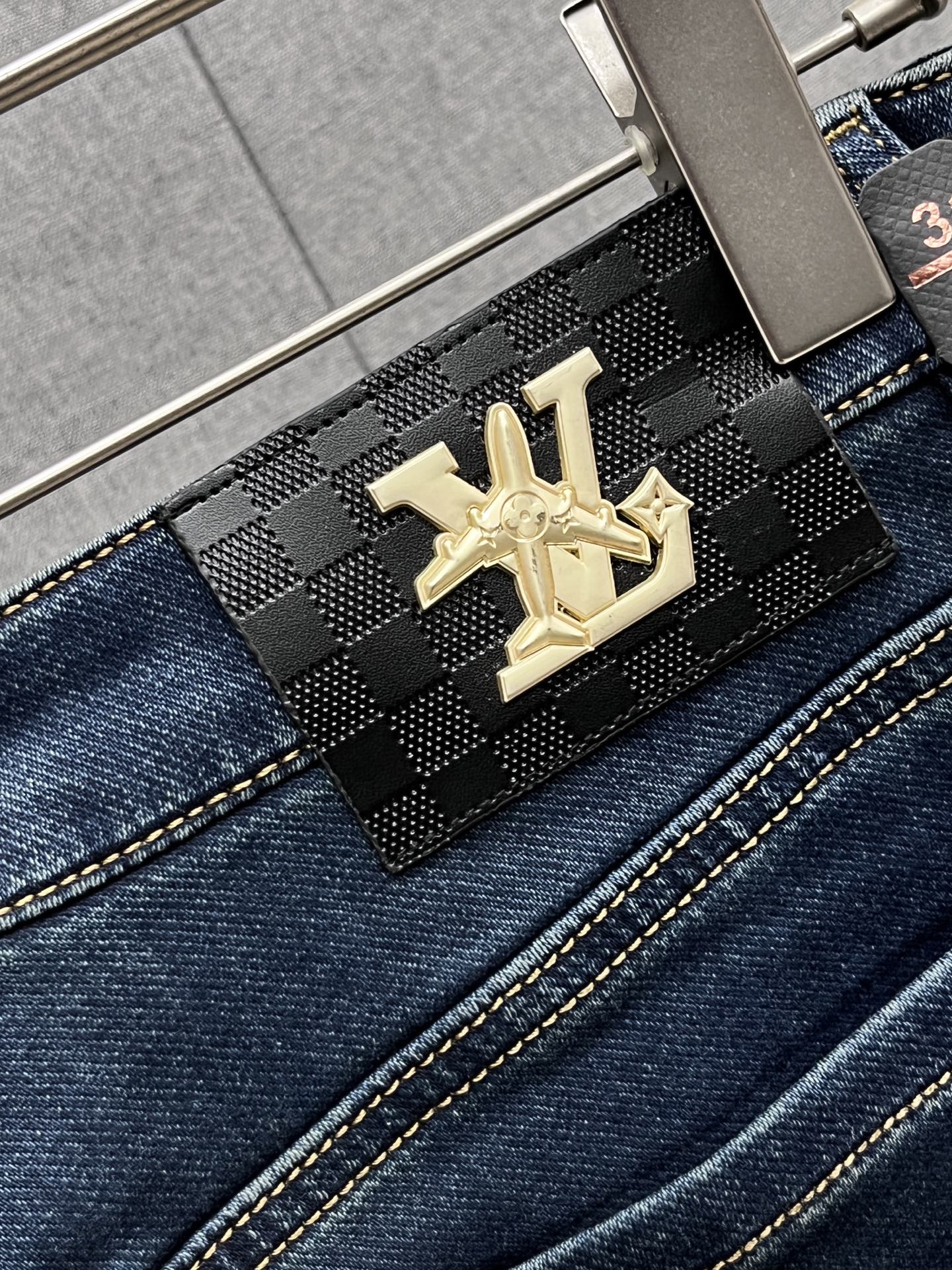 主推.秋冬新款.长期有货  P205.00【LV】高品质 2025官网高端新品🐂原单少数帅爆牛仔裤，百分百原单 👍百搭神器！今年最新流行的风格设计款式，采用进口棉花制作成的单宁布，上身舒适，剪裁设计挺拔有型！低调不失奢华 超有feel🌸上身精致跃然，简单就是美。完爆一切，型男必备单品！原版logo🔥个性 时尚    魅力👍码数：29-38           