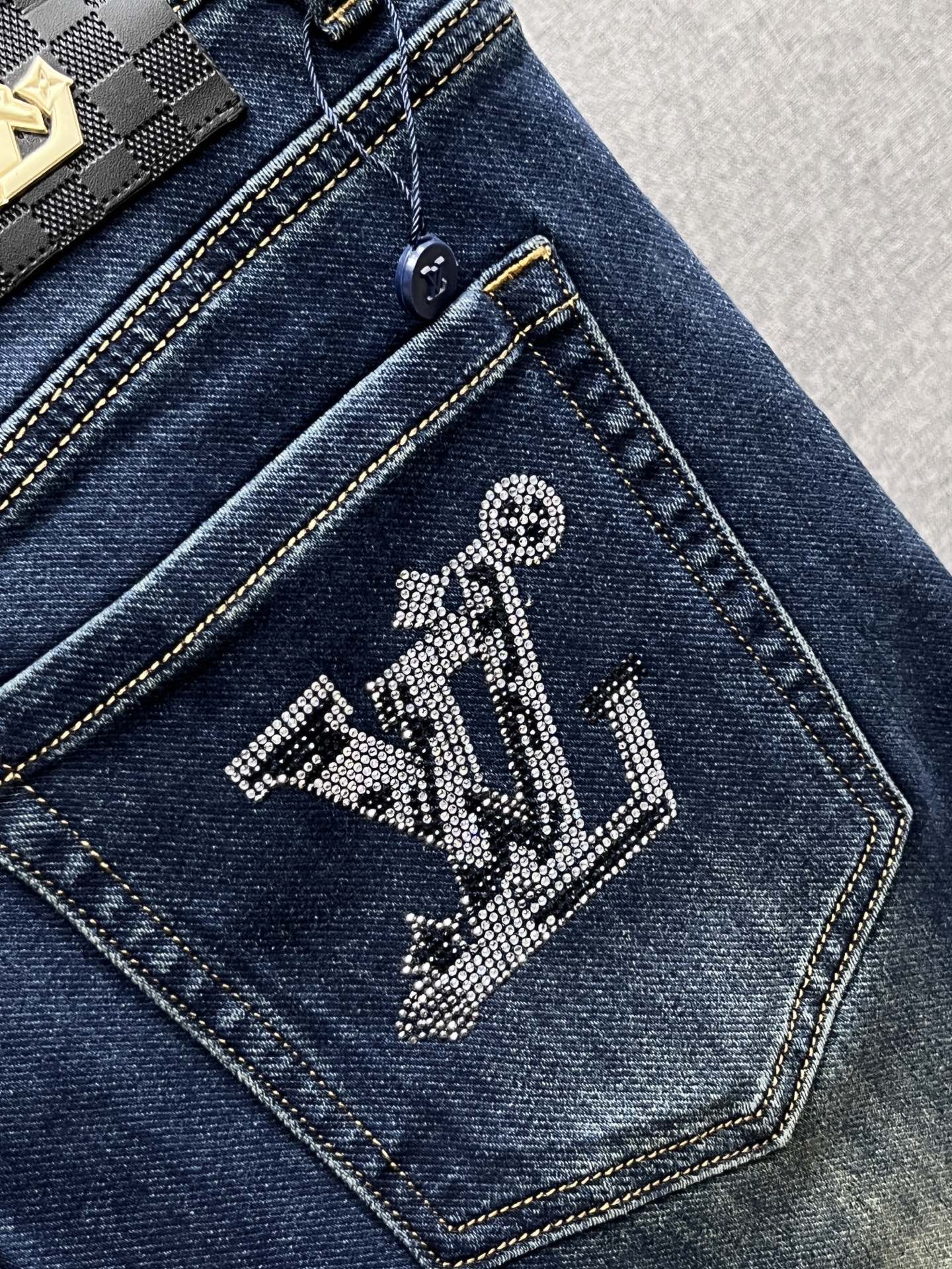 主推.秋冬新款.长期有货  P205.00【LV】高品质 2025官网高端新品🐂原单少数帅爆牛仔裤，百分百原单 👍百搭神器！今年最新流行的风格设计款式，采用进口棉花制作成的单宁布，上身舒适，剪裁设计挺拔有型！低调不失奢华 超有feel🌸上身精致跃然，简单就是美。完爆一切，型男必备单品！原版logo🔥个性 时尚    魅力👍码数：29-38           