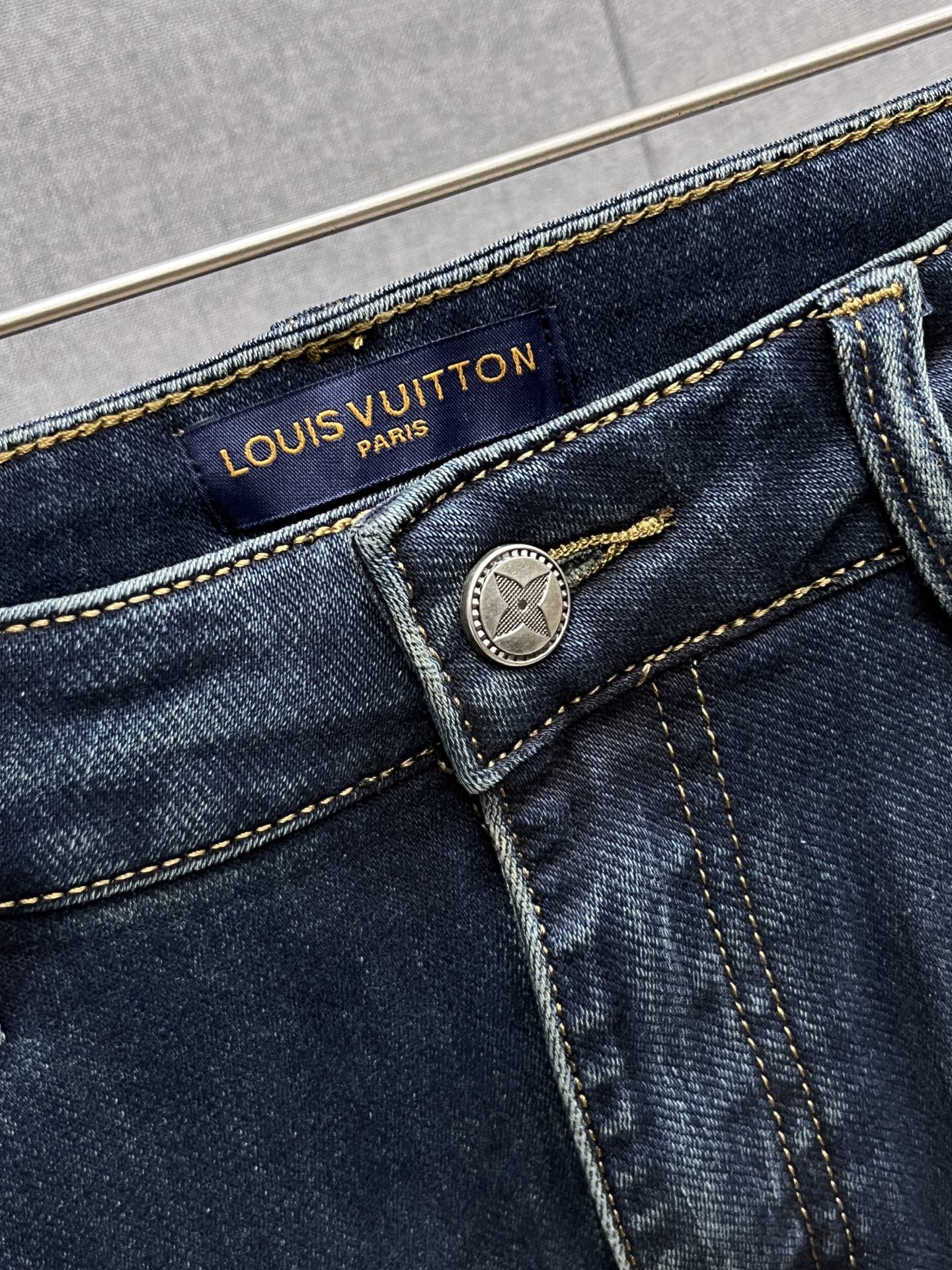 主推.秋冬新款.长期有货  P205.00【LV】高品质 2025官网高端新品🐂原单少数帅爆牛仔裤，百分百原单 👍百搭神器！今年最新流行的风格设计款式，采用进口棉花制作成的单宁布，上身舒适，剪裁设计挺拔有型！低调不失奢华 超有feel🌸上身精致跃然，简单就是美。完爆一切，型男必备单品！原版logo🔥个性 时尚    魅力👍码数：29-38           