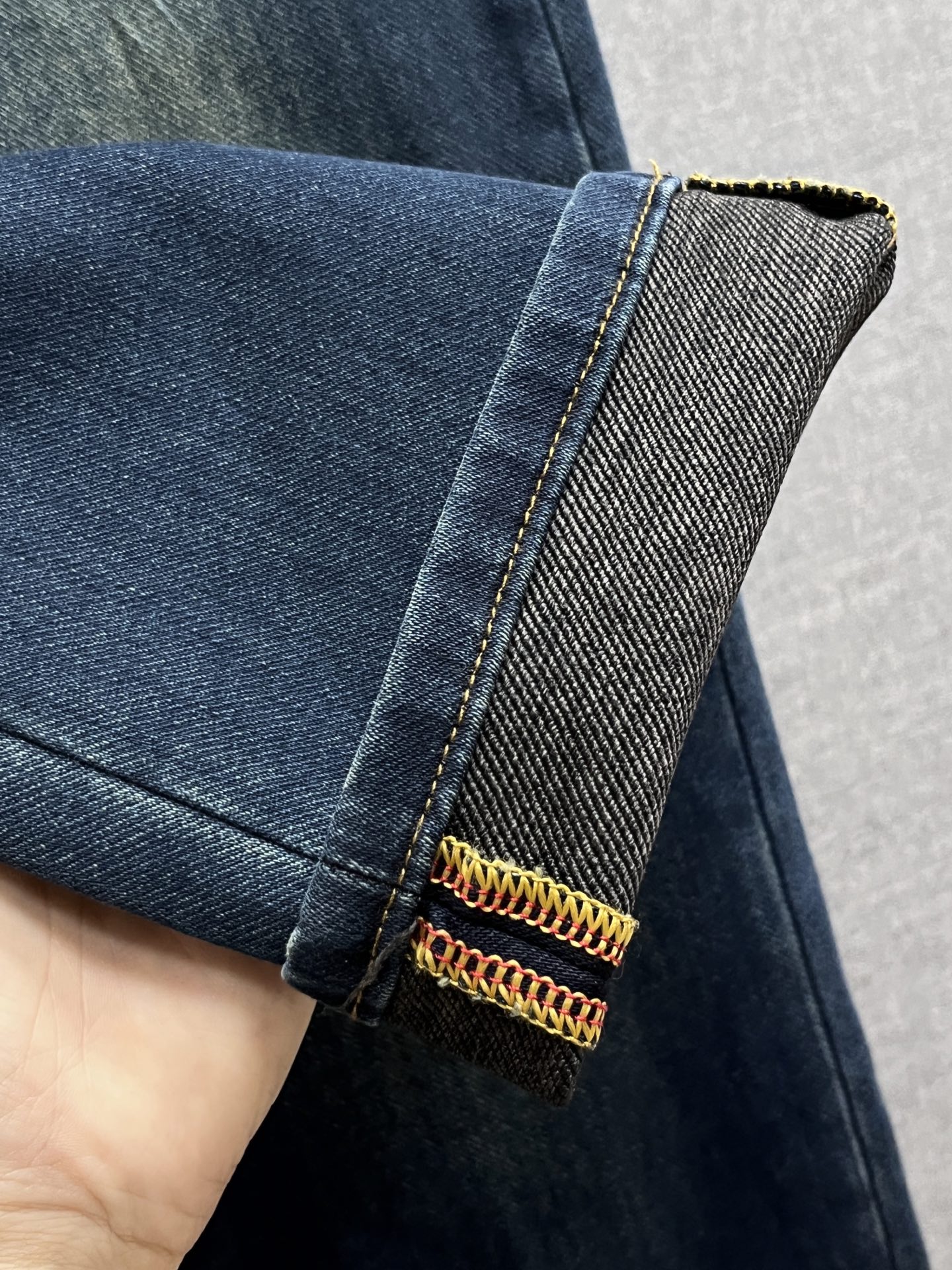 主推.秋冬新款.长期有货  P205.00【LV】高品质 2025官网高端新品🐂原单少数帅爆牛仔裤，百分百原单 👍百搭神器！今年最新流行的风格设计款式，采用进口棉花制作成的单宁布，上身舒适，剪裁设计挺拔有型！低调不失奢华 超有feel🌸上身精致跃然，简单就是美。完爆一切，型男必备单品！原版logo🔥个性 时尚    魅力👍码数：29-38           