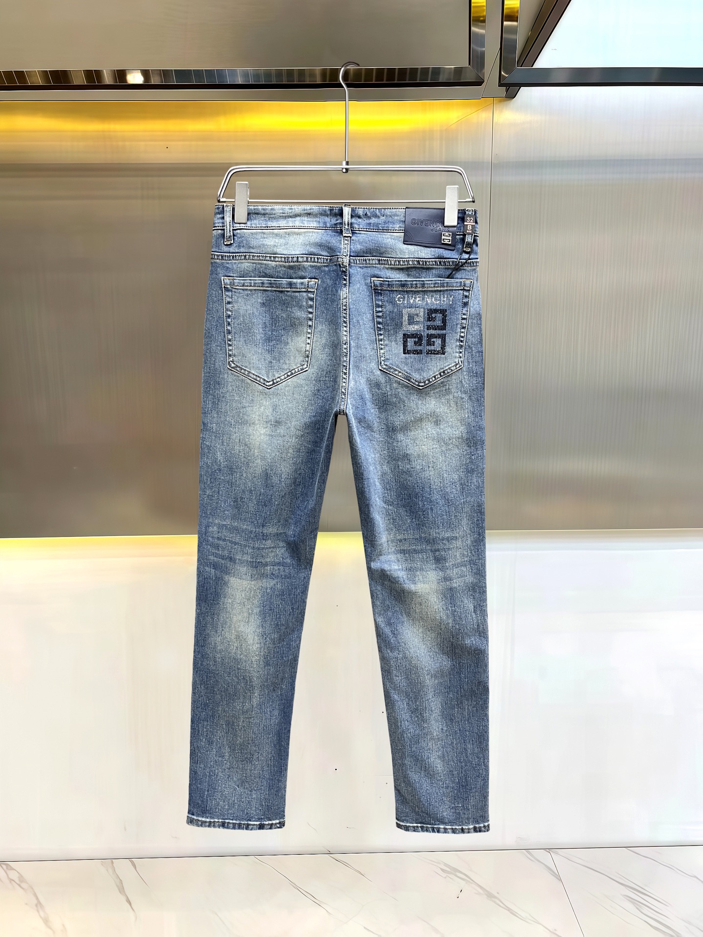 主推.秋冬新款.长期有货  P205.00【纪梵希】高品质 2025官网高端新品🐂原单少数帅爆牛仔裤，百分百原单 👍百搭神器！今年最新流行的风格设计款式，采用进口棉花制作成的单宁布，上身舒适，剪裁设计挺拔有型！低调不失奢华 超有feel🌸上身精致跃然，简单就是美。完爆一切，型男必备单品！原版logo🔥个性 时尚    魅力👍码数：29-38           