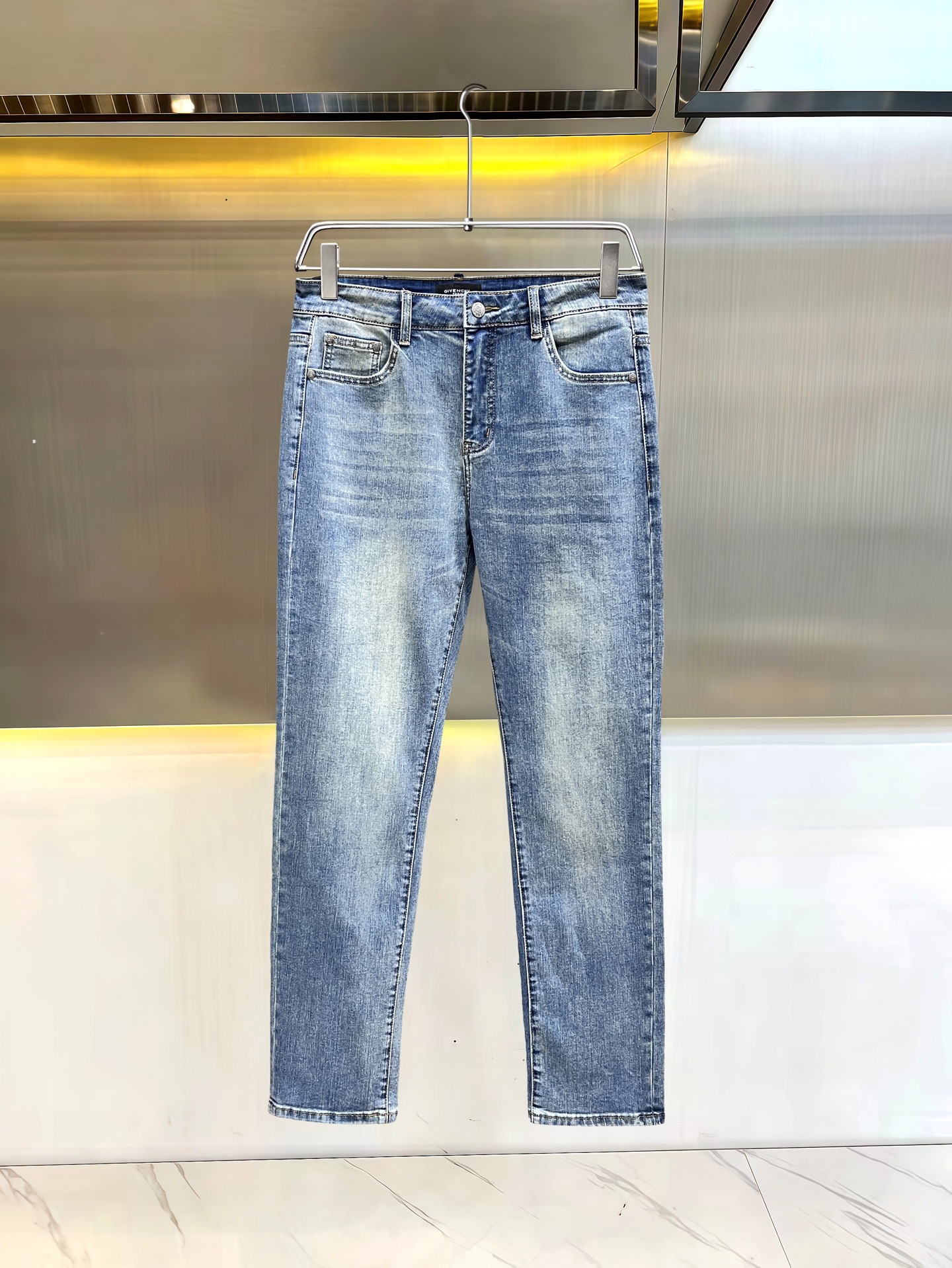 主推.秋冬新款.长期有货  P205.00【纪梵希】高品质 2025官网高端新品🐂原单少数帅爆牛仔裤，百分百原单 👍百搭神器！今年最新流行的风格设计款式，采用进口棉花制作成的单宁布，上身舒适，剪裁设计挺拔有型！低调不失奢华 超有feel🌸上身精致跃然，简单就是美。完爆一切，型男必备单品！原版logo🔥个性 时尚    魅力👍码数：29-38           