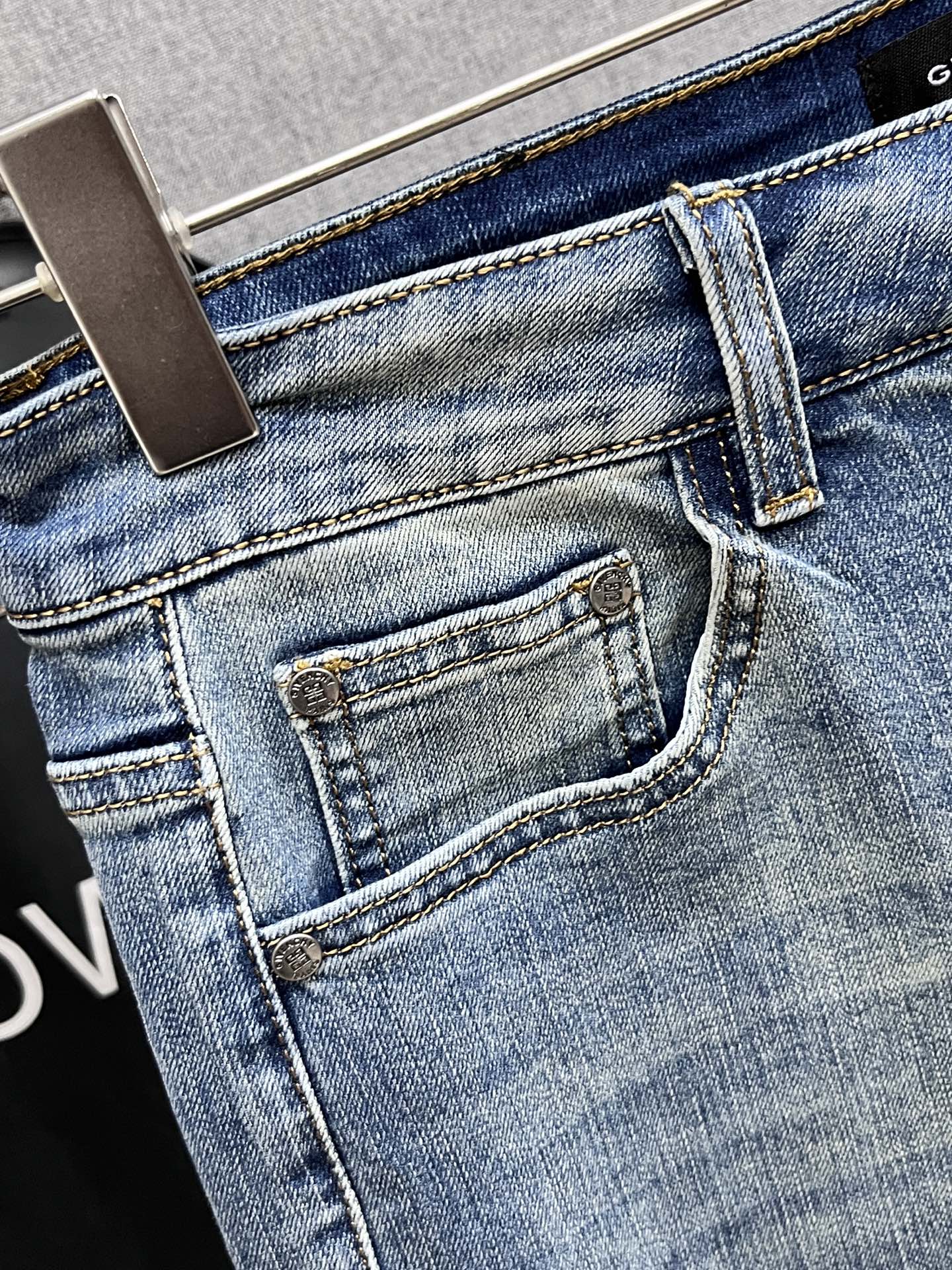 主推.秋冬新款.长期有货  P205.00【纪梵希】高品质 2025官网高端新品🐂原单少数帅爆牛仔裤，百分百原单 👍百搭神器！今年最新流行的风格设计款式，采用进口棉花制作成的单宁布，上身舒适，剪裁设计挺拔有型！低调不失奢华 超有feel🌸上身精致跃然，简单就是美。完爆一切，型男必备单品！原版logo🔥个性 时尚    魅力👍码数：29-38           